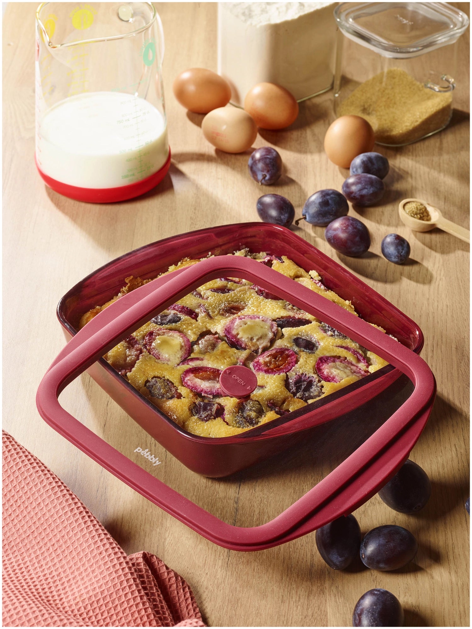 Auflaufform mit Frischhaltedeckel 1.6l 21.9x25.1cm cherry in Rot präsentiert im Onlineshop von KAQTU Design AG. Aufbewahrungsbeutel ist von Pebbly