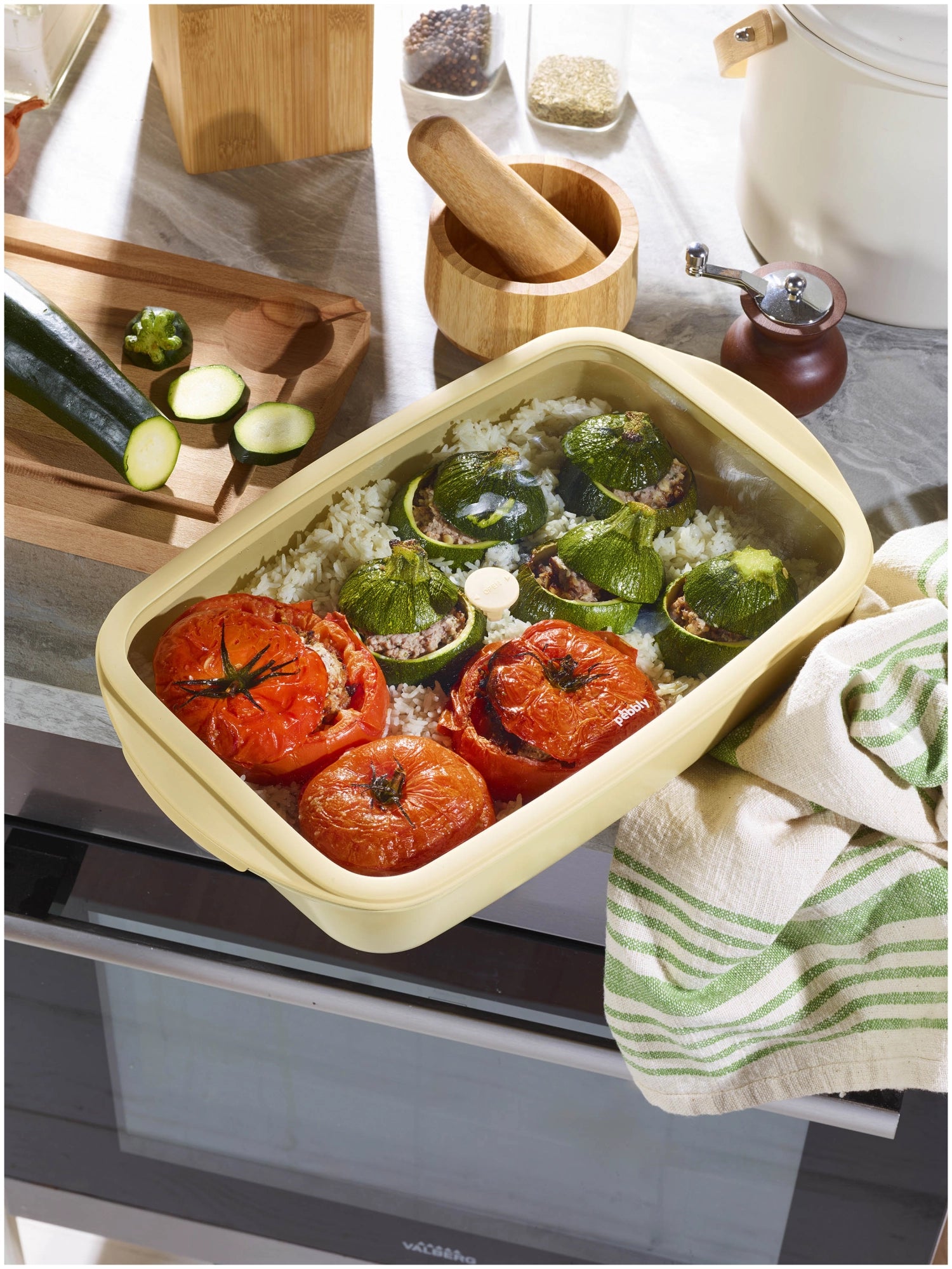 Auflaufform mit Frischhaltedeckel 1.6l 19.9x28.1cm eggshell in Gelb präsentiert im Onlineshop von KAQTU Design AG. Aufbewahrungsbeutel ist von Pebbly