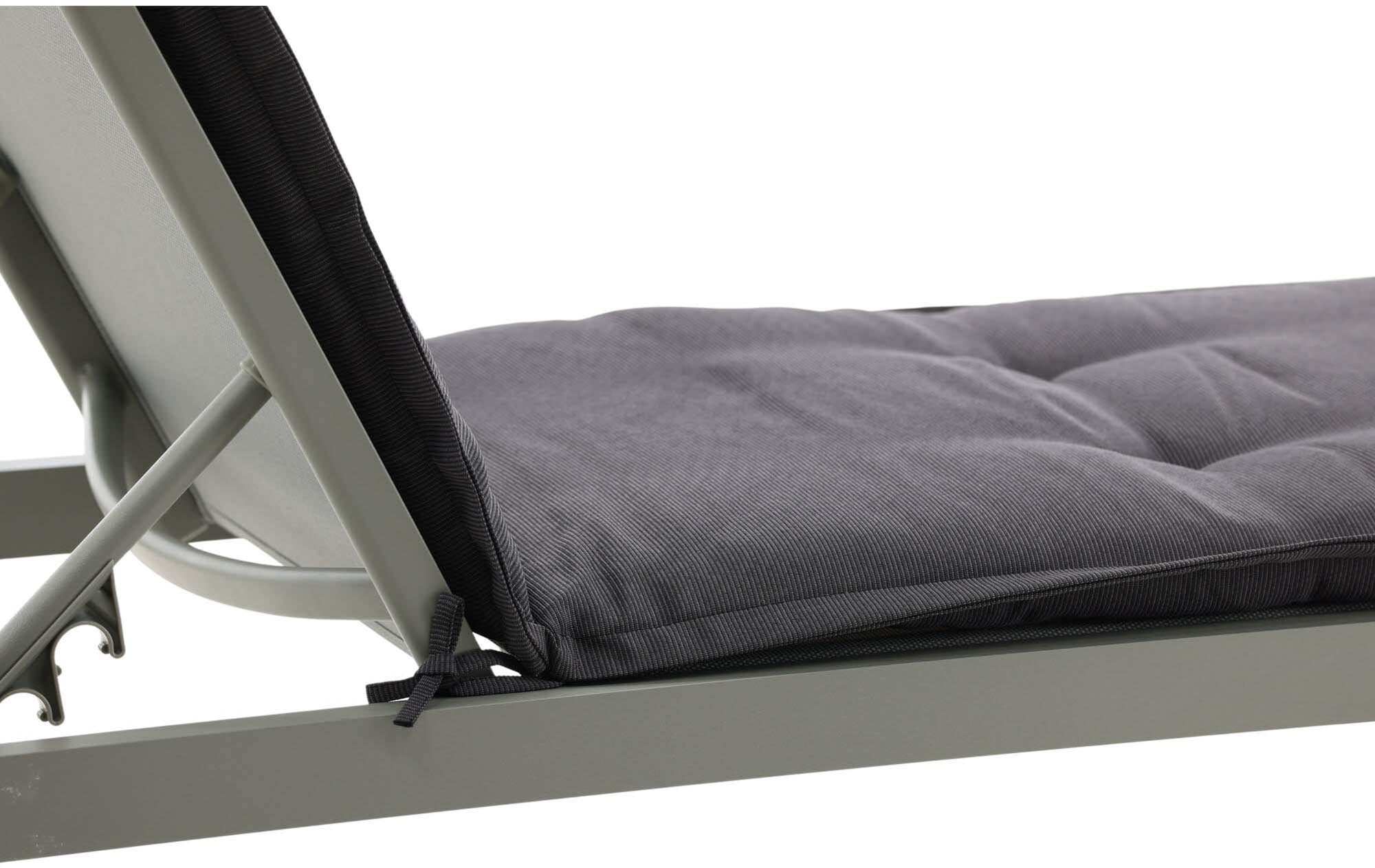 Luxuriöses Sonnenliegen-Kissen von Venture Home für ultimativen Komfort.