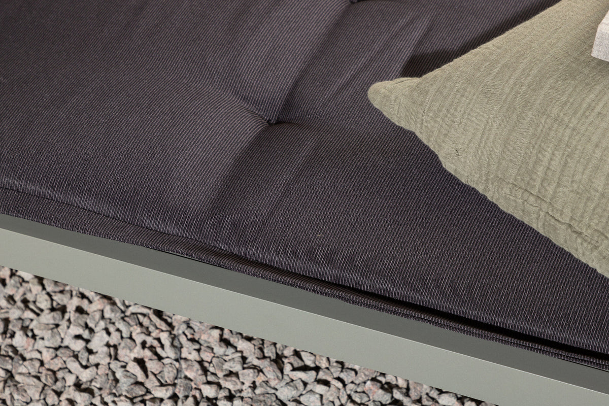 Kissen für Sonnenliege in Dunkelgrau präsentiert im Onlineshop von KAQTU Design AG. Outdoor-Accessoire ist von Venture Home