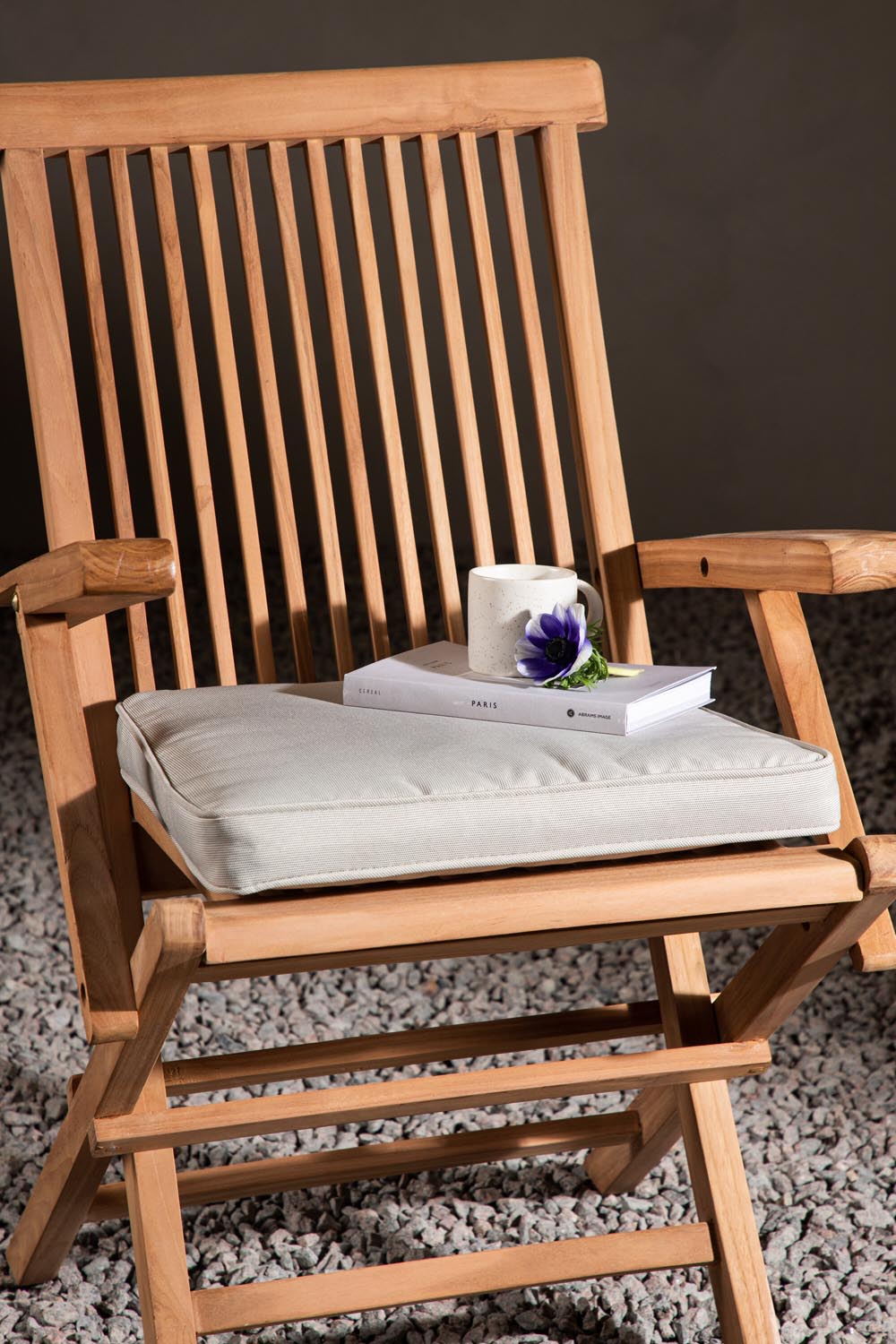 Beiges Sitzkissen Nairobi von Venture Home aus 100 % Polyester mit seitlichen Kordeln, rechteckige Form, 37 x 43 cm.