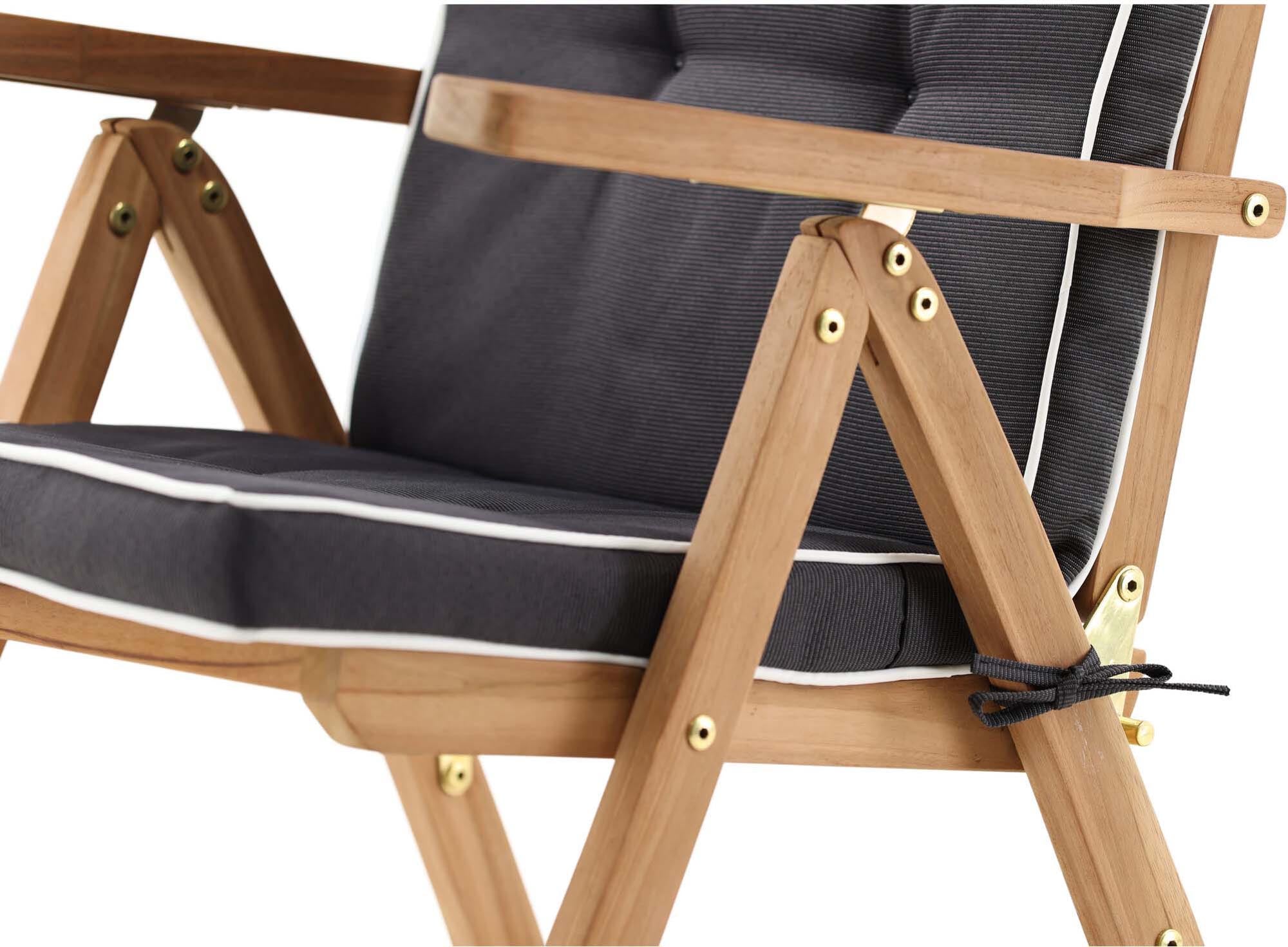 Entdecken Sie das Classic Kissen von Venture Home: Robustes Polyester, ergonomische Form und elegante blaue Farben für stilvollen Komfort in Ihrem Essbereich.