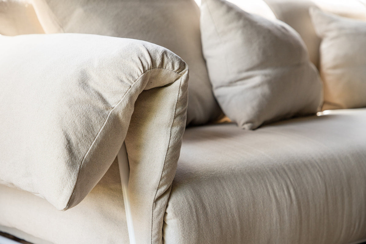 Öckerö Sofa in Beige präsentiert im Onlineshop von KAQTU Design AG. 3er Sofa ist von Vind