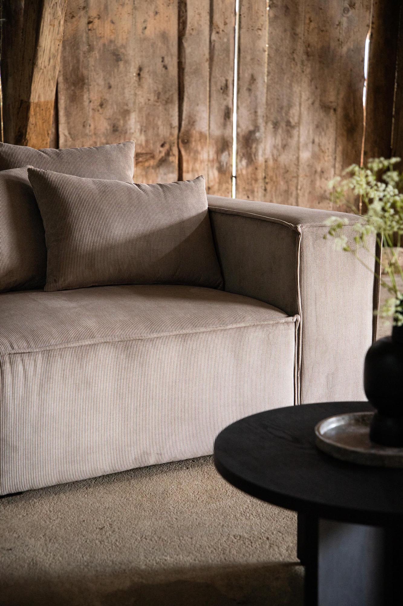 Entdecken Sie das Gillholmen Sofa von Vind: Eleganz und Komfort vereint in einem großzügigen, pflegeleichten Design für Ihr Wohnzimmer.