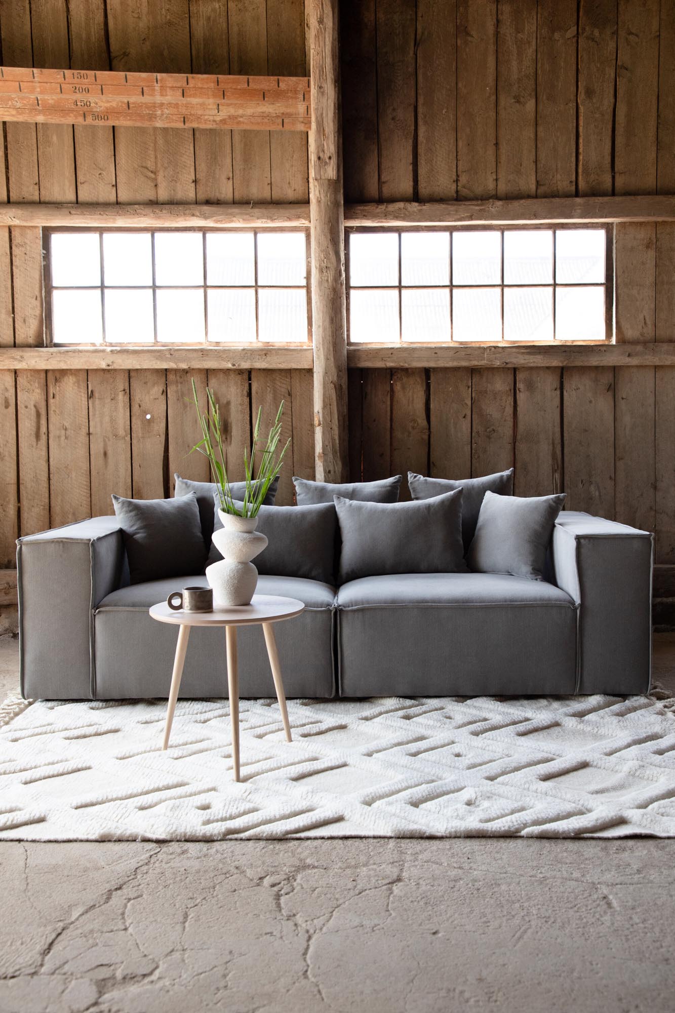 Entdecken Sie das Gillholmen Sofa von Vind: Eleganz und Bequemlichkeit vereint in einem stilvollen 3er Sofa für Ihr modernes Wohnzimmer.