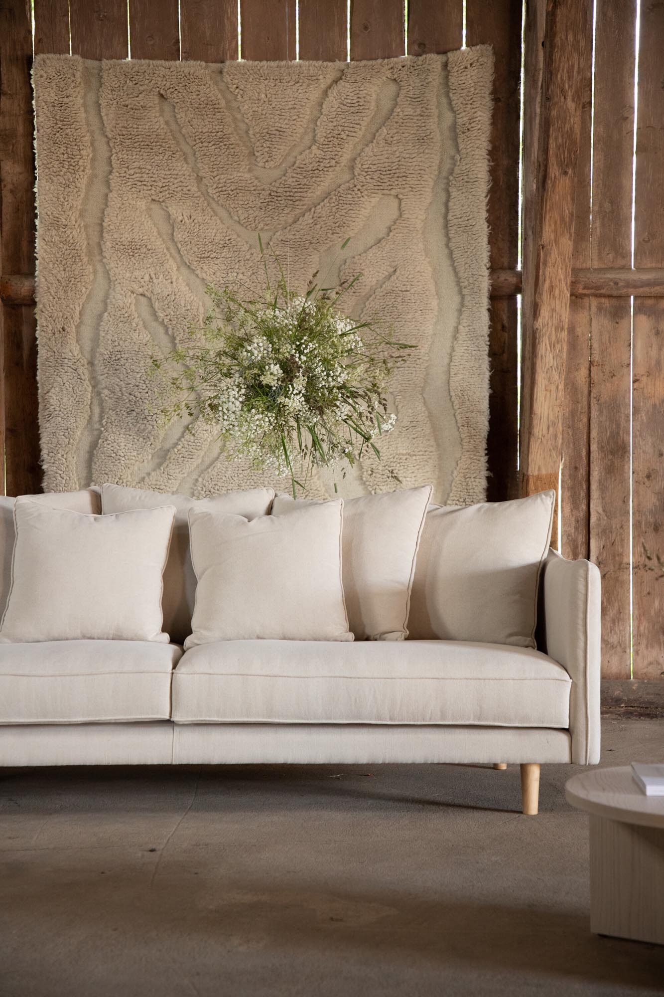 Luxuriöses 3-Sitzer-Sofa in Creme, vereint nordische Eleganz mit gemütlichem Komfort. Ideal für stilvolle Wohnzimmergestaltung.