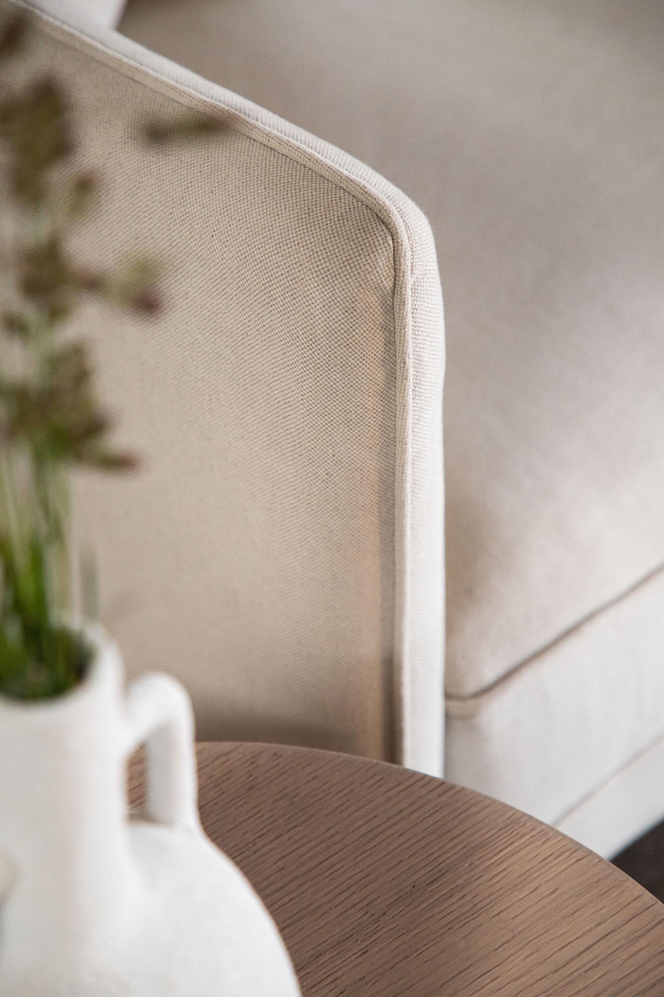 Entdecken Sie das luxuriöse Segelskären Sofa von Vind – ein elegantes 3-Sitzer-Sofa in Creme, das nordisches Design und Komfort vereint. Ideal für stilvolle Wohnzimmer!