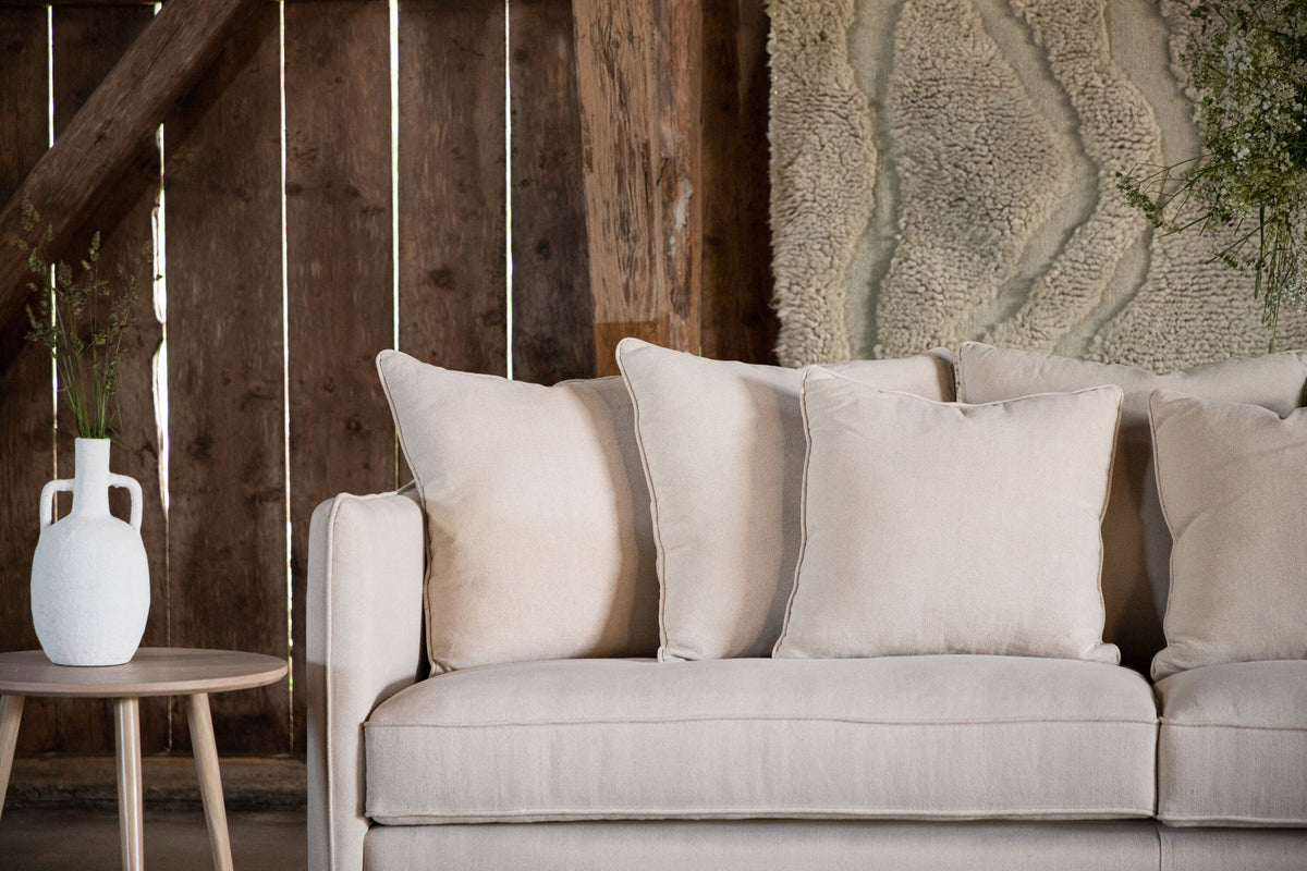 Segelskären Sofa in Beige präsentiert im Onlineshop von KAQTU Design AG. 3er Sofa ist von Vind