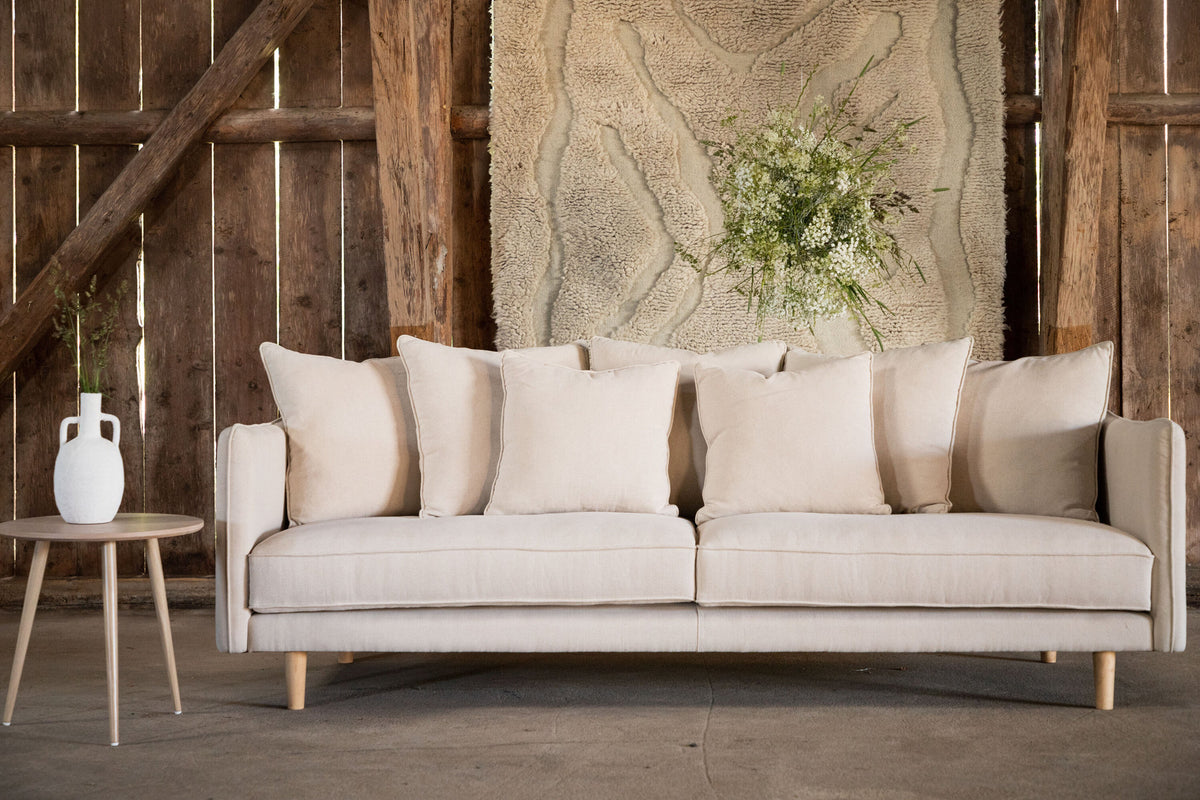 Segelskären Sofa in Beige präsentiert im Onlineshop von KAQTU Design AG. 3er Sofa ist von Vind