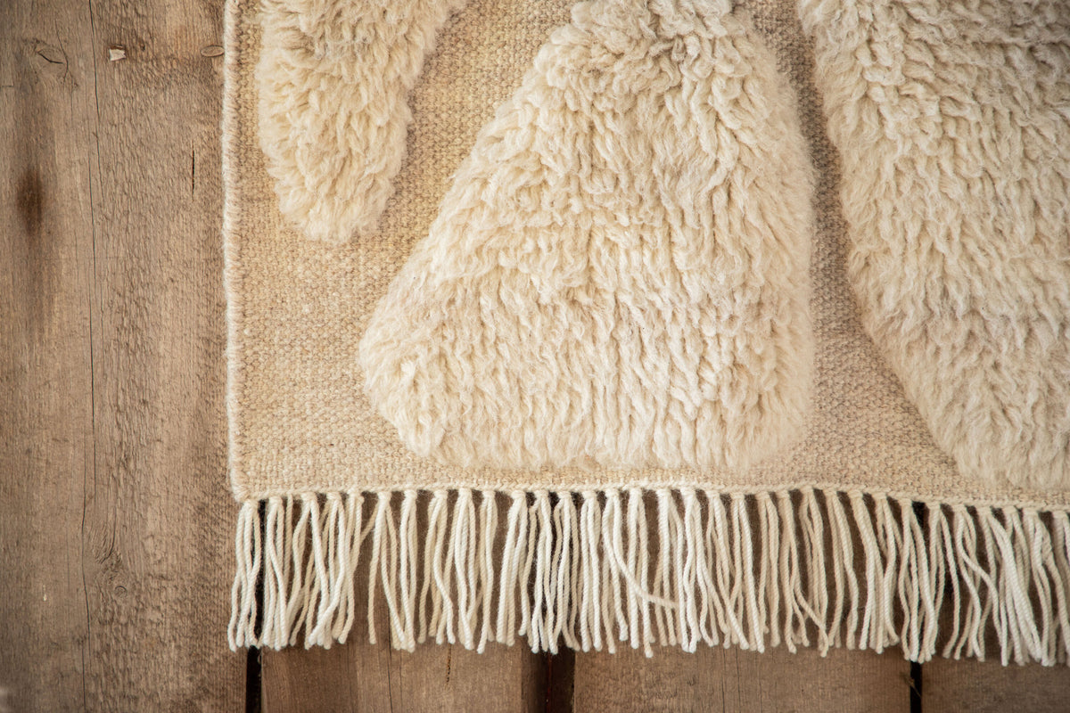 Jakobsö Dekoration in Cremefarben präsentiert im Onlineshop von KAQTU Design AG. Wandteppich ist von Vind