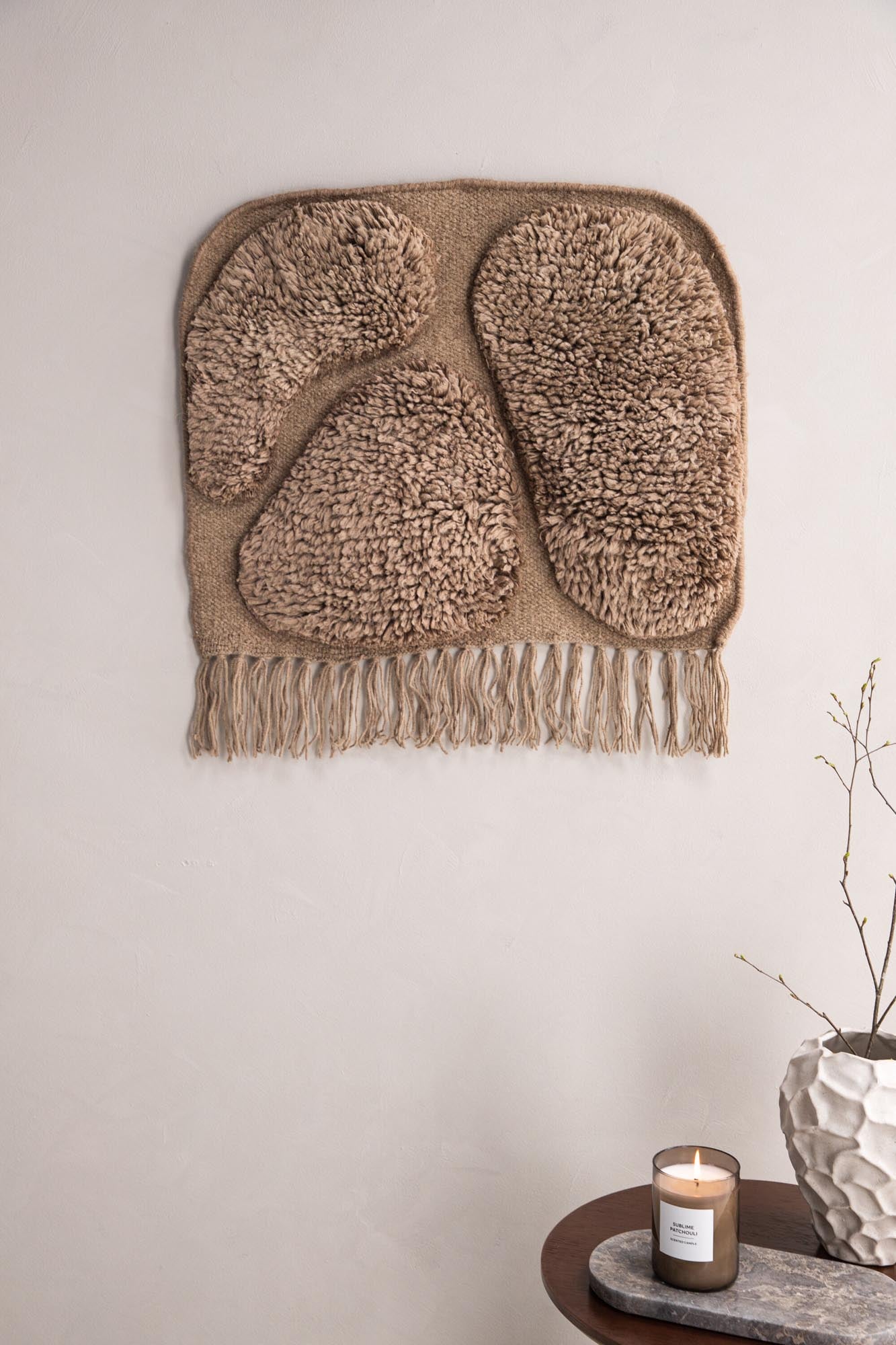 Entdecken Sie den Jakobsö Wandteppich von Vind: Hochwertige Wolle, stilvolles Design und perfekte Ergänzung für jeden Raum.