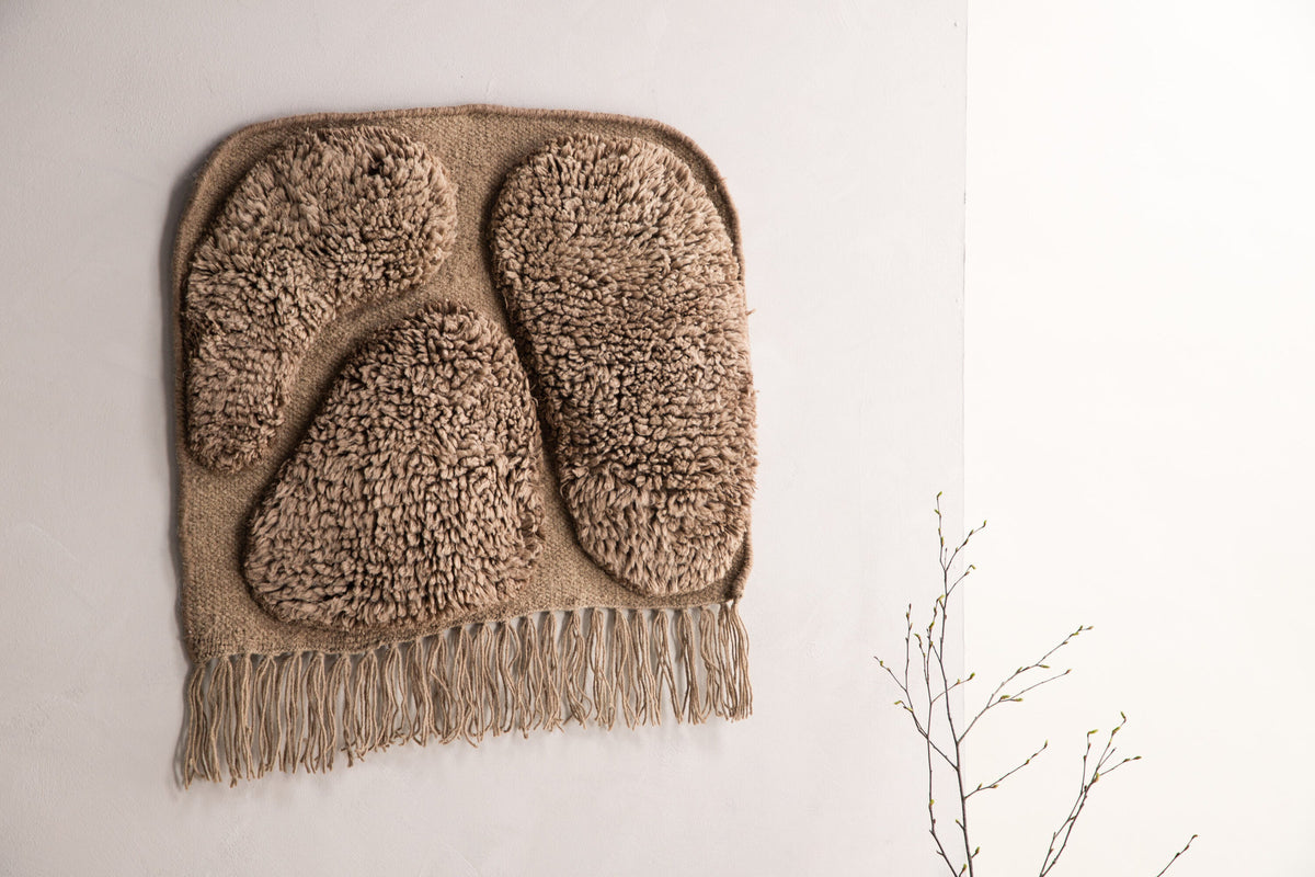 Jakobsö Dekoration in Braun präsentiert im Onlineshop von KAQTU Design AG. Wandteppich ist von Vind