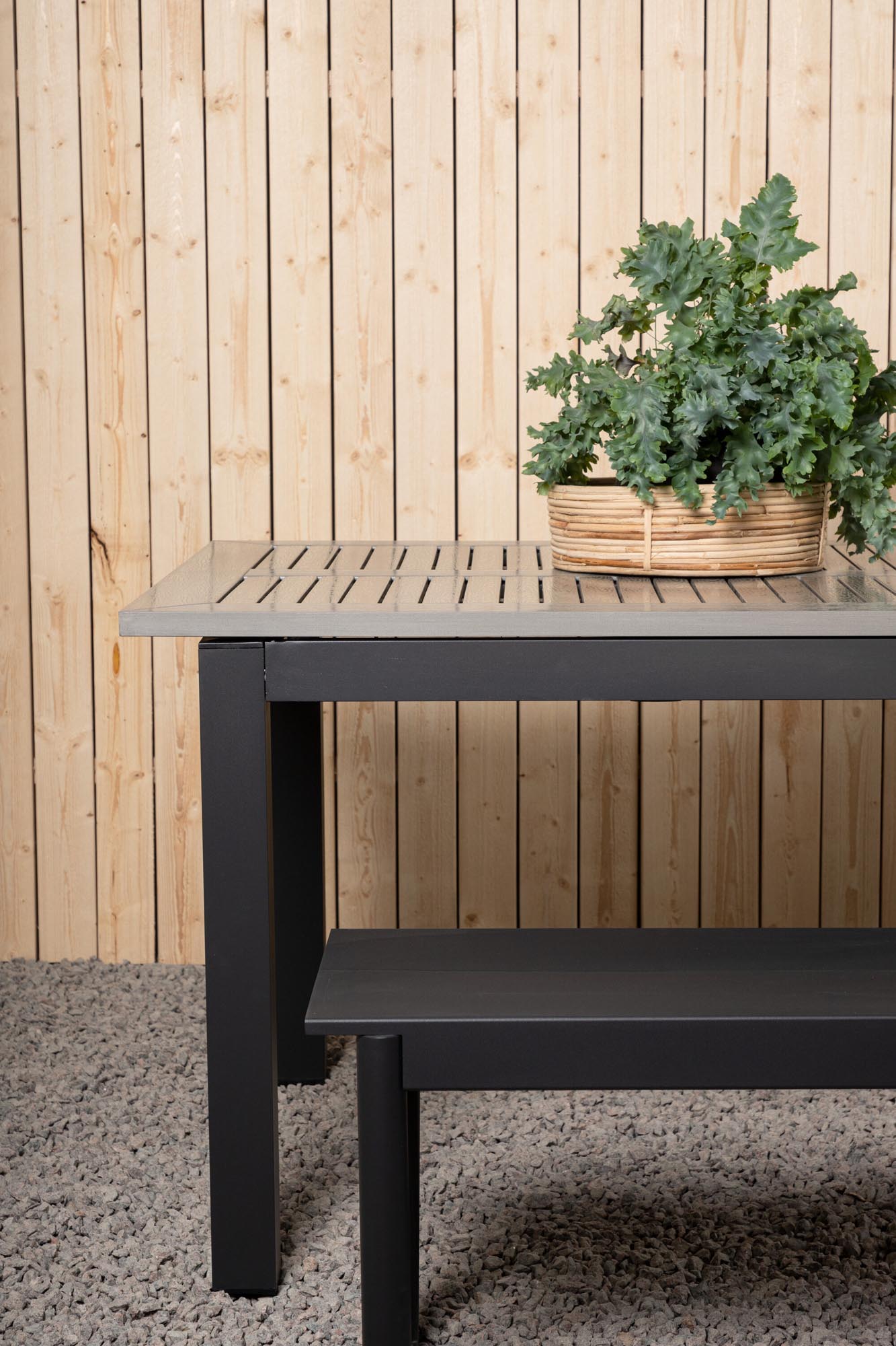 Albany Gartentisch von Venture Home: Ausziehbar, robust und stilvoll – ideal für gesellige Stunden im Freien. Perfekt für jeden Anlass!