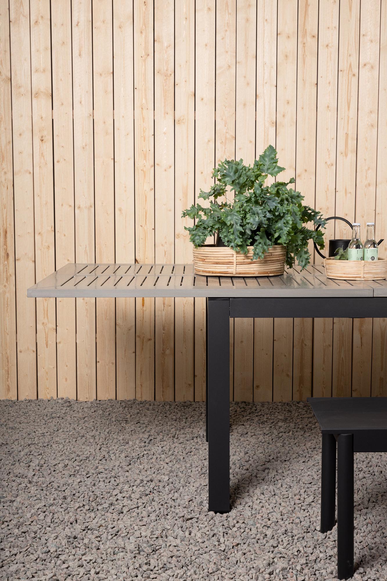 Entdecken Sie den Albany Gartentisch von Venture Home: Ausziehbar, wetterfest und elegant – ideal für unvergessliche Momente im Freien!