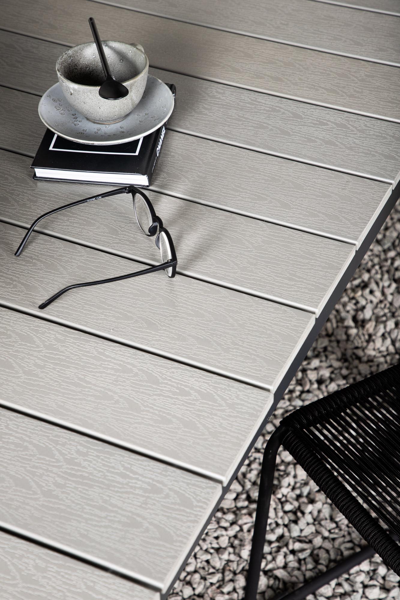 Moderner, ausziehbarer Gartentisch von Venture Home, ideal für stilvolle Aussenbereiche, flexibel von 100 bis 150 cm.