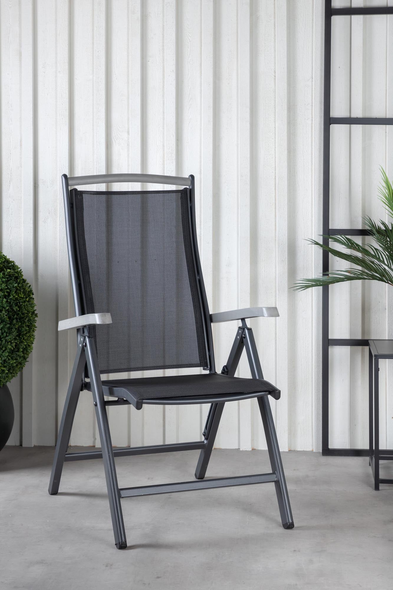 Genießen Sie den Albany Stuhl von Venture Home: stilvoller Gartenstuhl mit pflegeleichtem Textilene und verstellbarer Rückenlehne für maximalen Komfort.