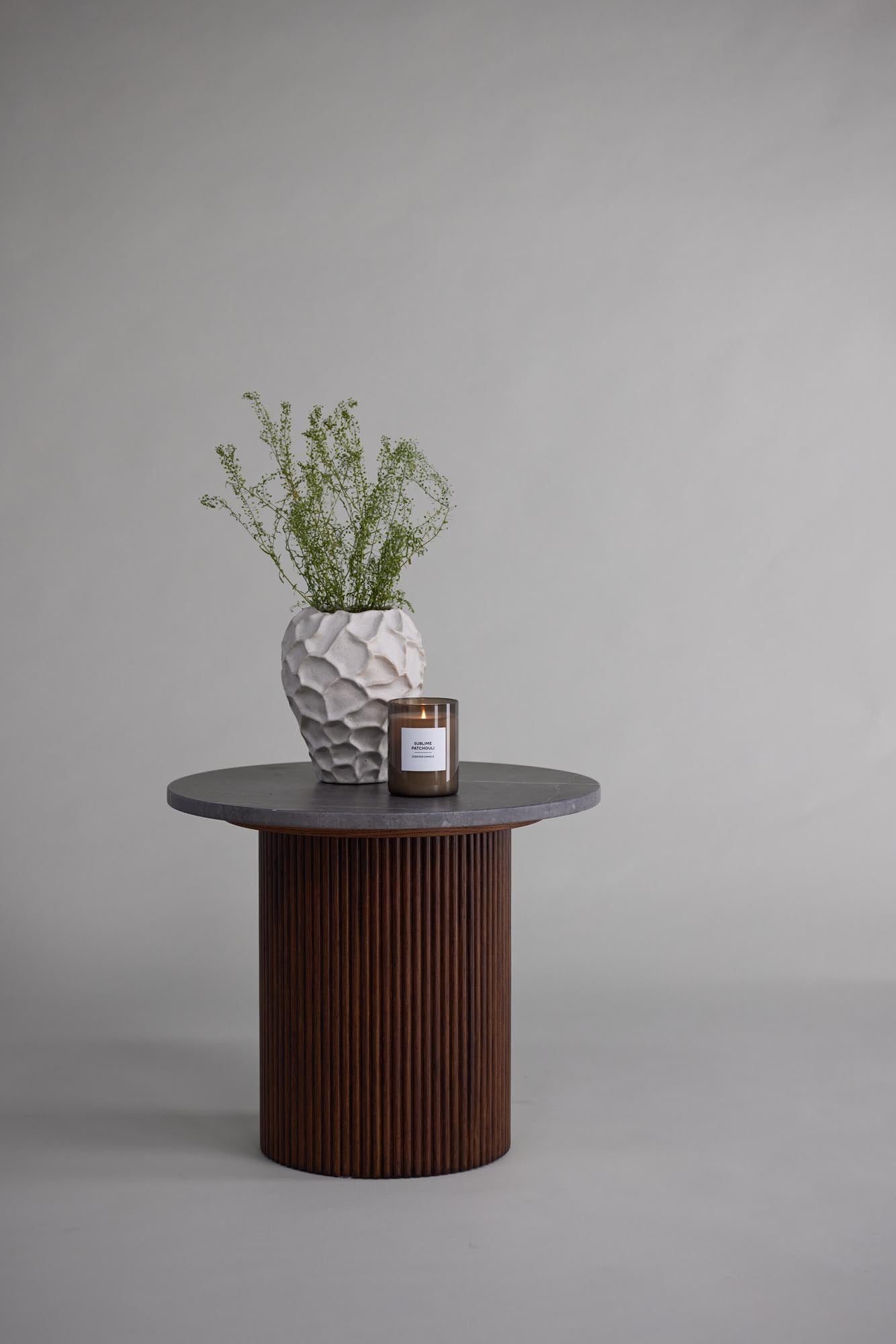 Eleganter Härön-Beistelltisch von Vind: Hochwertiges Eschenholz und graue MDF-Platte vereinen Ästhetik und Funktionalität für jedes Zuhause.