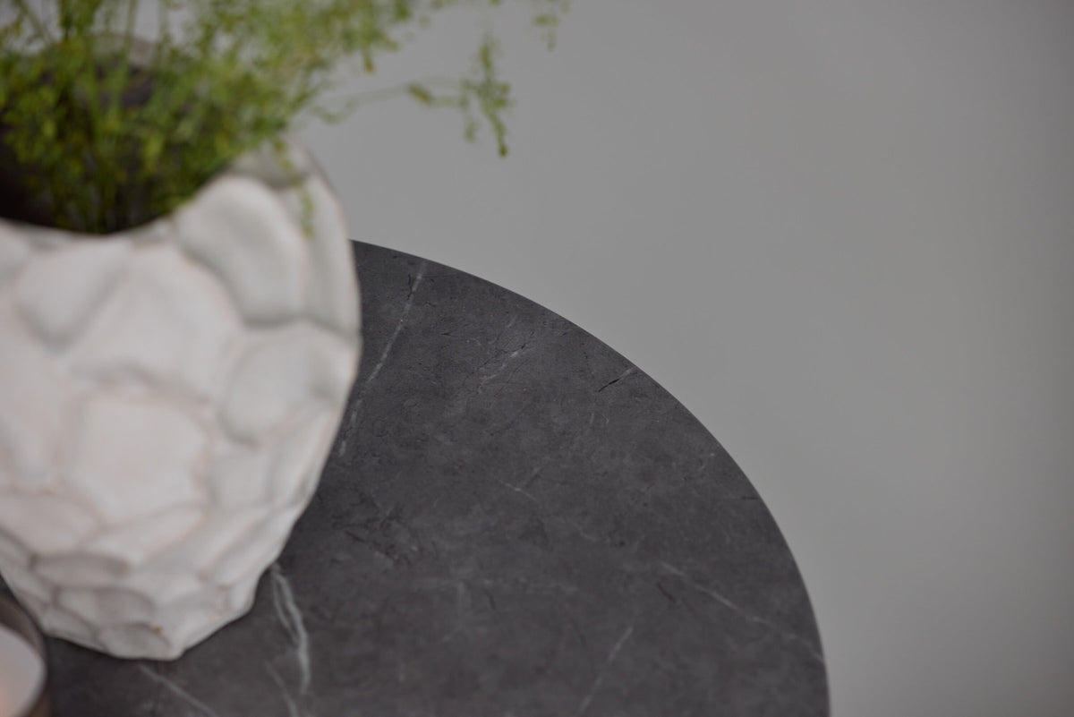 Härön Beistelltisch in Nussbaum präsentiert im Onlineshop von KAQTU Design AG. Beistelltisch ist von Vind