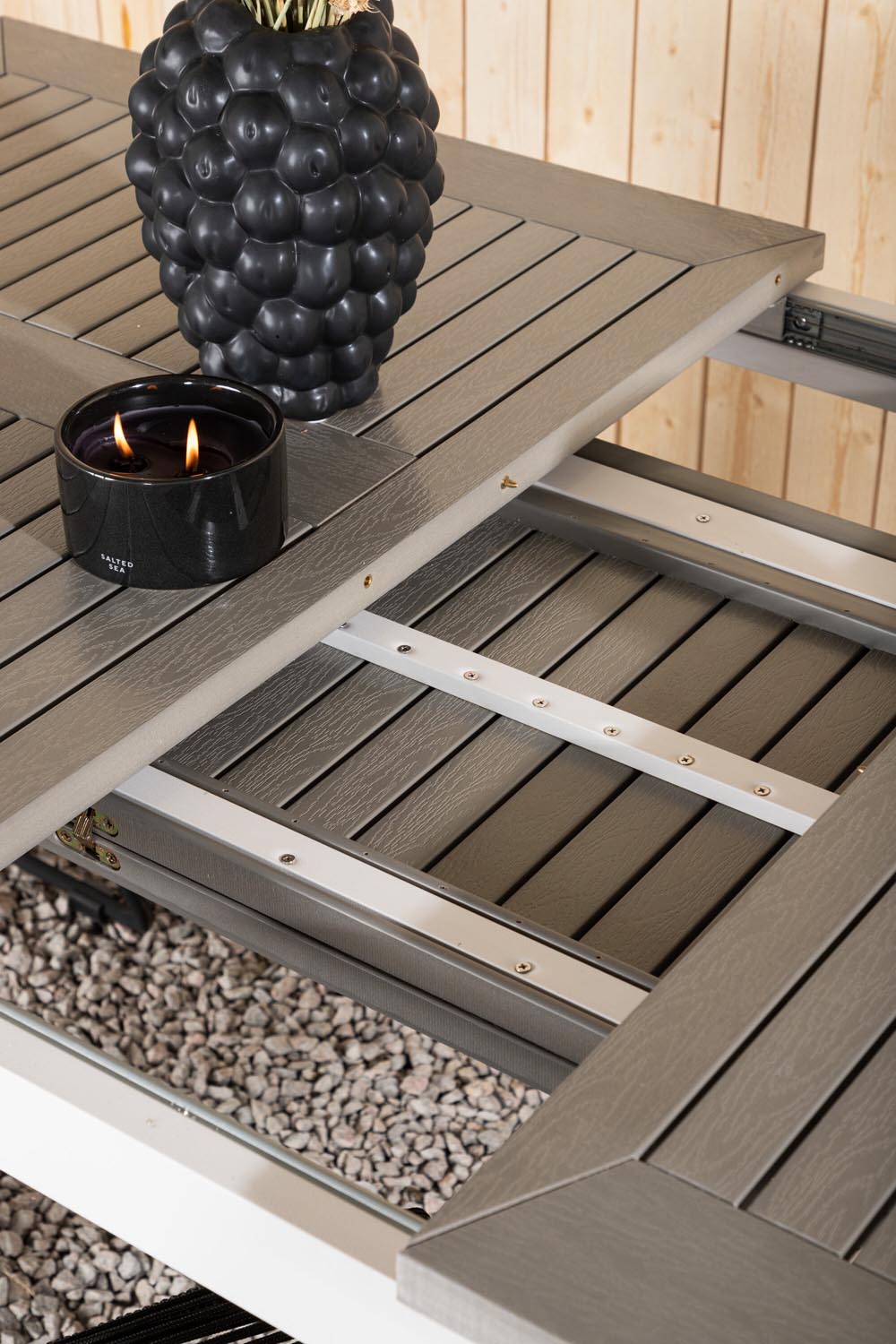 Albany Gartentisch ausziehbar in Weiss / Grau präsentiert im Onlineshop von KAQTU Design AG. Gartentisch ist von Venture Home