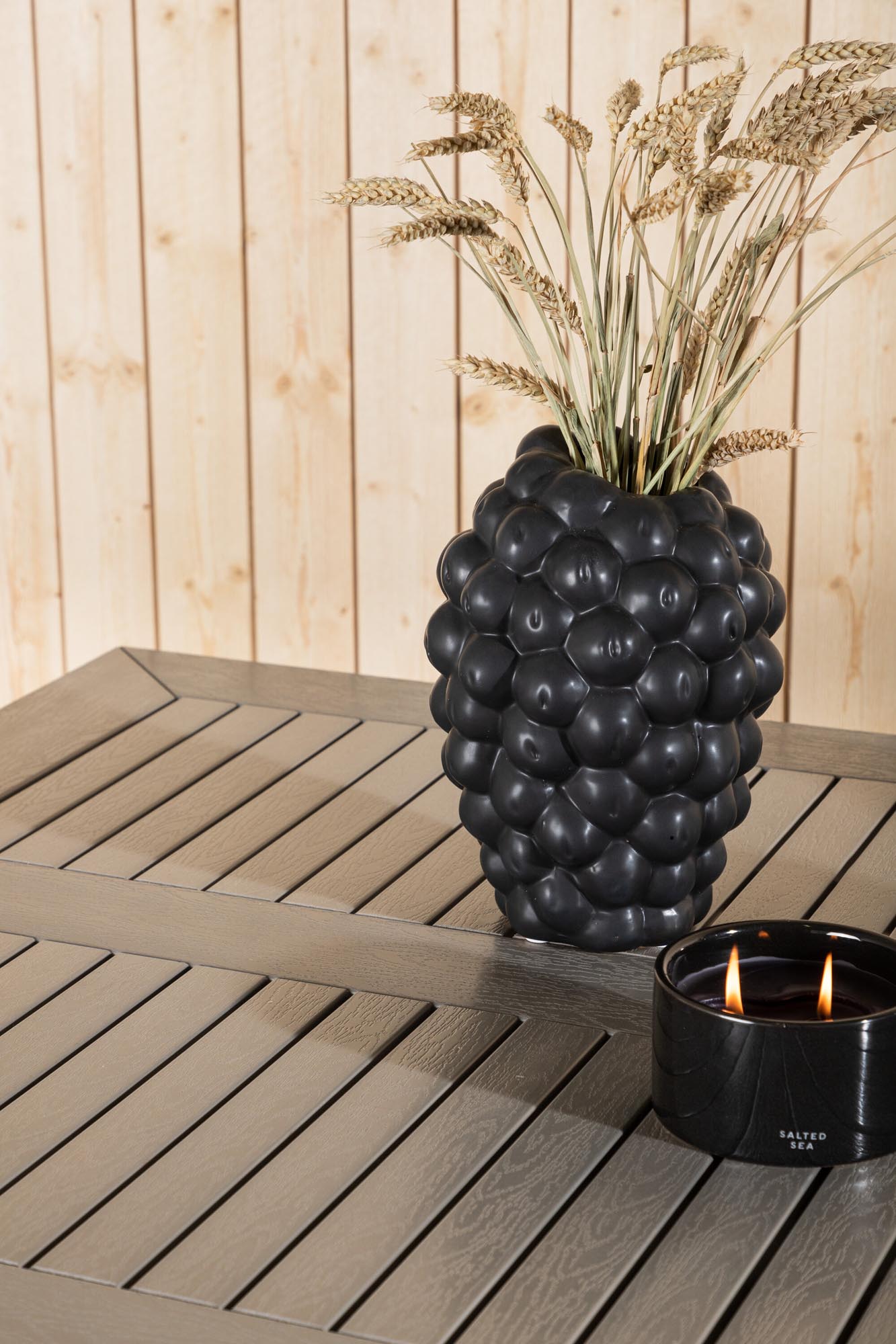 Entdecken Sie den Albany Gartentisch von Venture Home: Ausziehbar, robust aus Aintwood und perfekt für gesellige Runden im Freien.