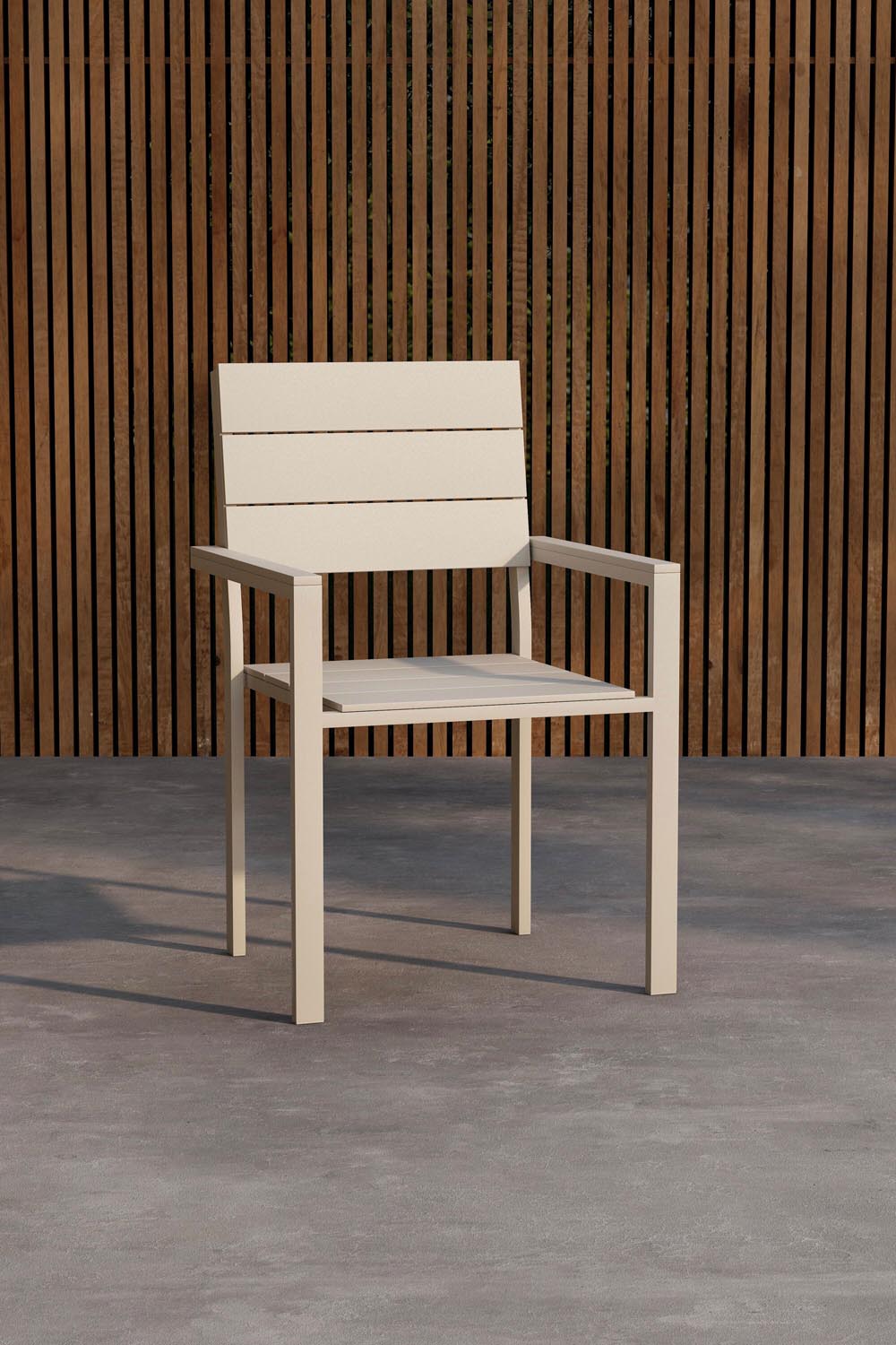 Beiger Gartenstuhl Levels von Venture Home mit Armlehnen, Sitzfläche aus Polywood, Gestell aus Aluminium, Lattendesign, stapelbar