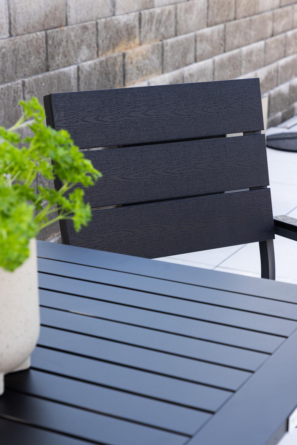 Levels Gartenstuhl in Schwarz präsentiert im Onlineshop von KAQTU Design AG. Gartenstuhl mit Armlehnen ist von Venture Home