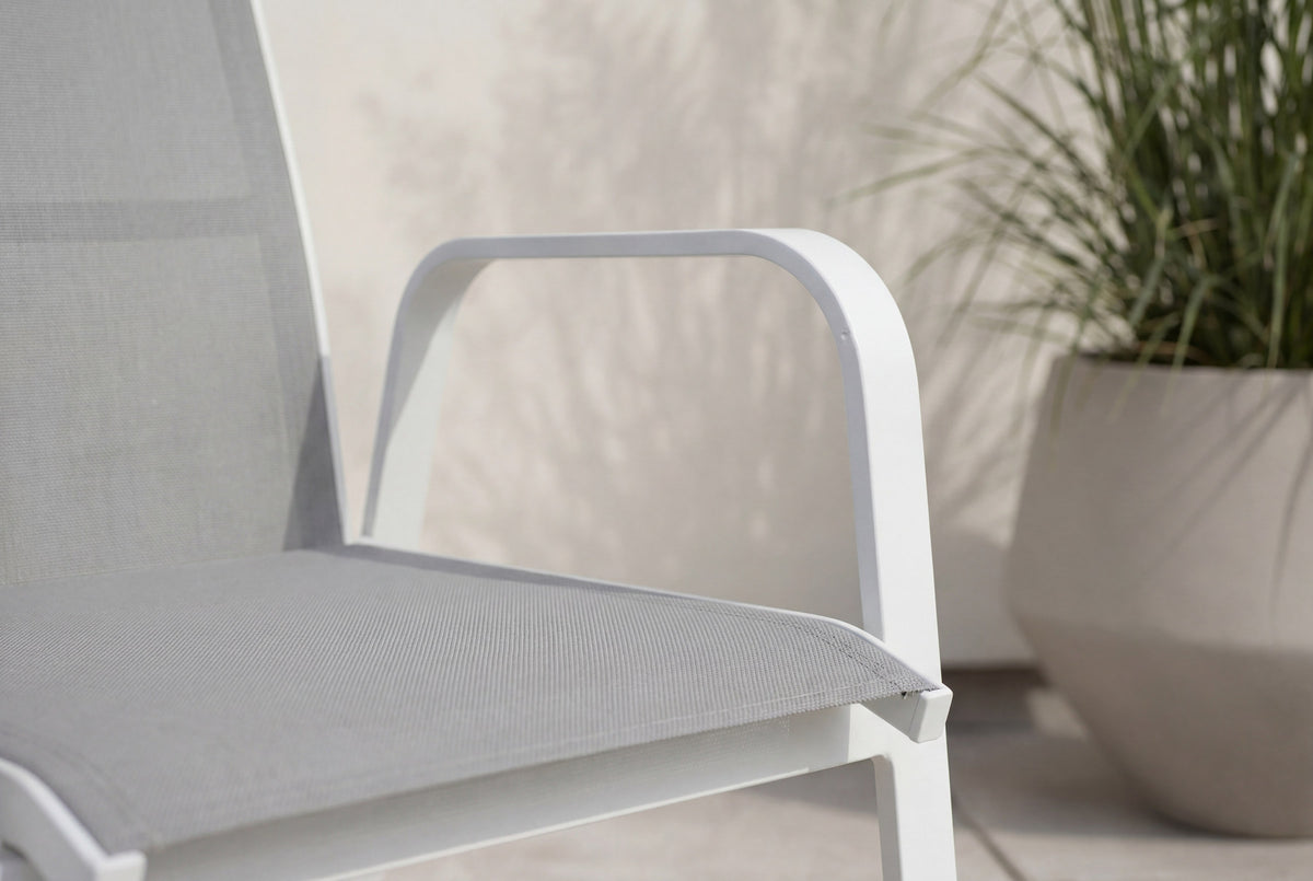 Copacabana Stuhl in Grau präsentiert im Onlineshop von KAQTU Design AG. Gartenstuhl mit Armlehnen ist von Venture Home