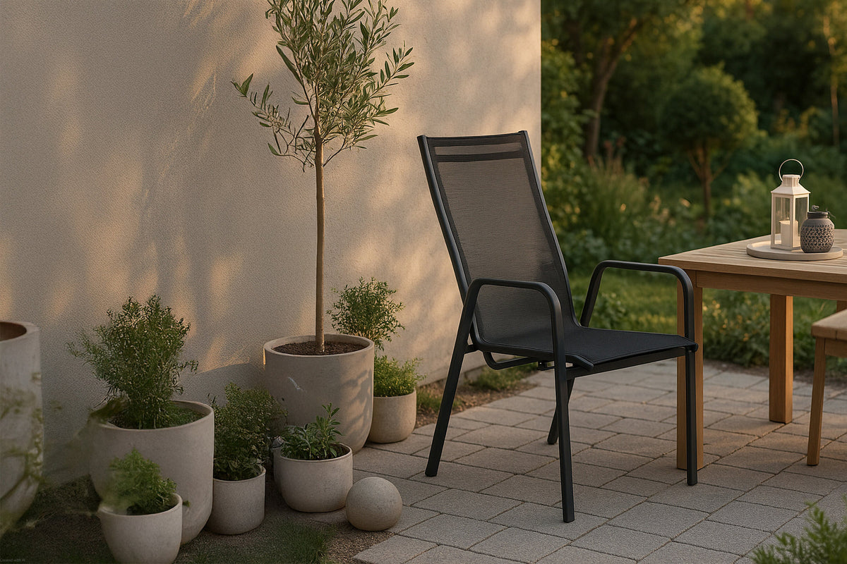 Copacabana Stuhl in Schwarz präsentiert im Onlineshop von KAQTU Design AG. Gartenstuhl mit Armlehnen ist von Venture Home