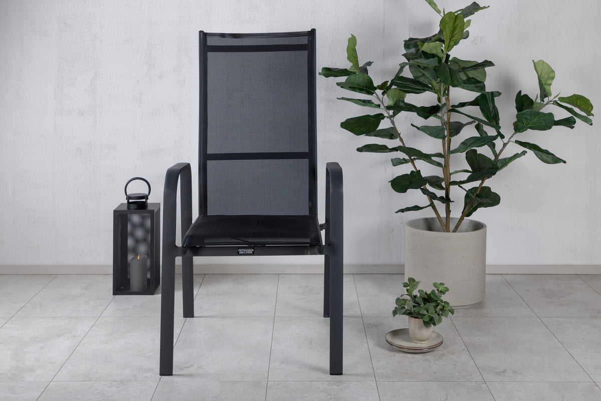 Copacabana Stuhl in Schwarz präsentiert im Onlineshop von KAQTU Design AG. Gartenstuhl mit Armlehnen ist von Venture Home