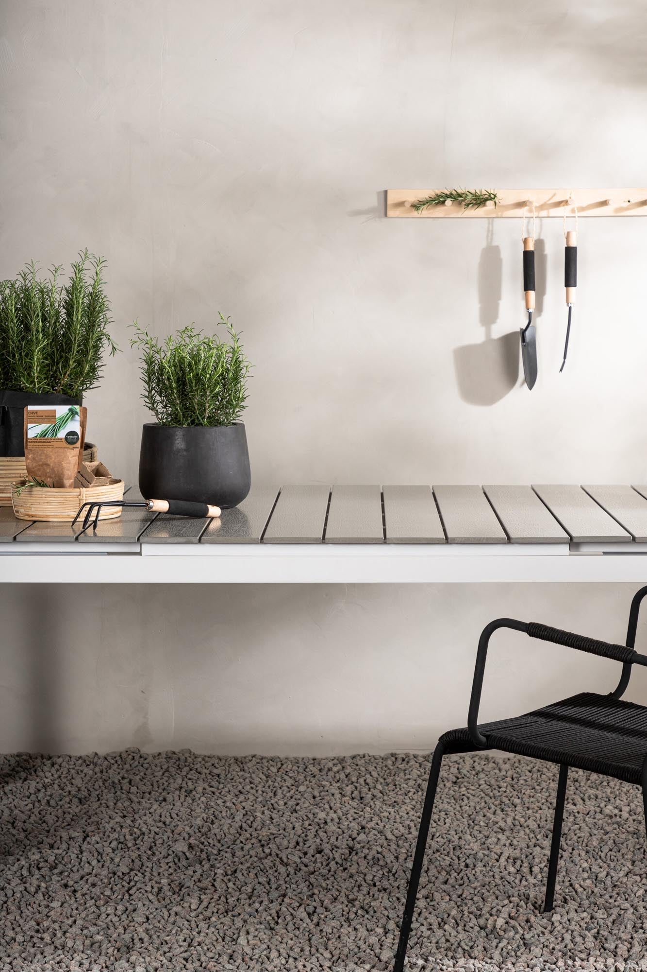 Moderner, ausziehbarer Gartentisch von Venture Home, ideal für stilvolle Aussenbereiche, flexibel von 100 bis 150 cm.