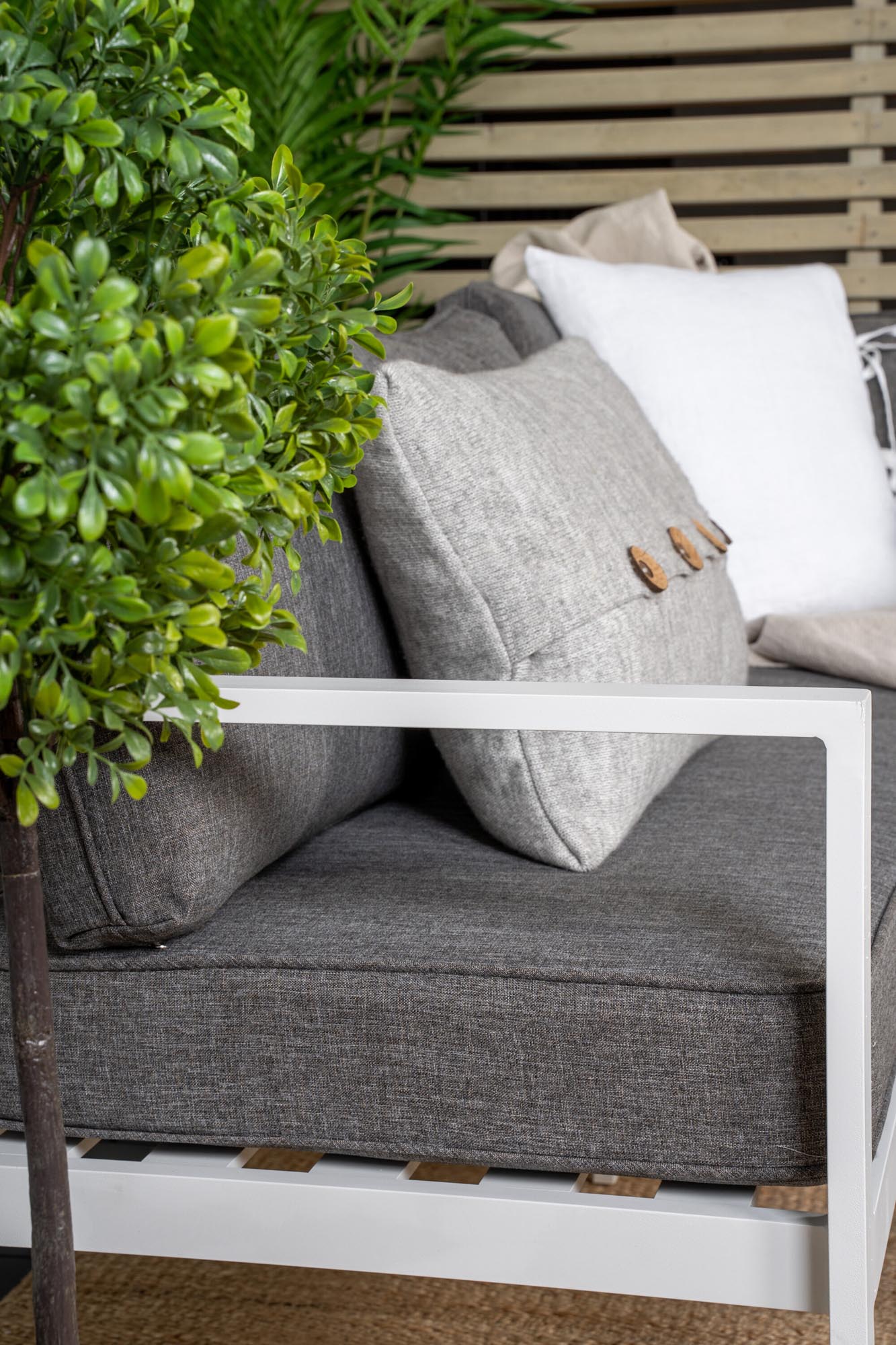 Das Salvador Ecksofa Outdoorset von Venture Home kombiniert modernes Design mit Komfort für Ihren Aussenbereich.