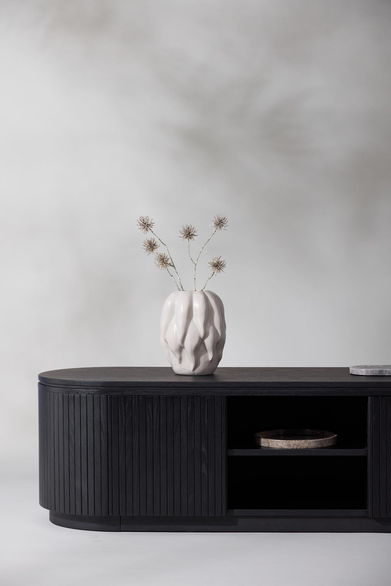 Entdecken Sie den Fjällbacka TV Ständer von Vind – ein elegantes Möbelstück aus hochwertigem MDF mit schwarzem Eichenfurnier, ideal für jeden Raum.