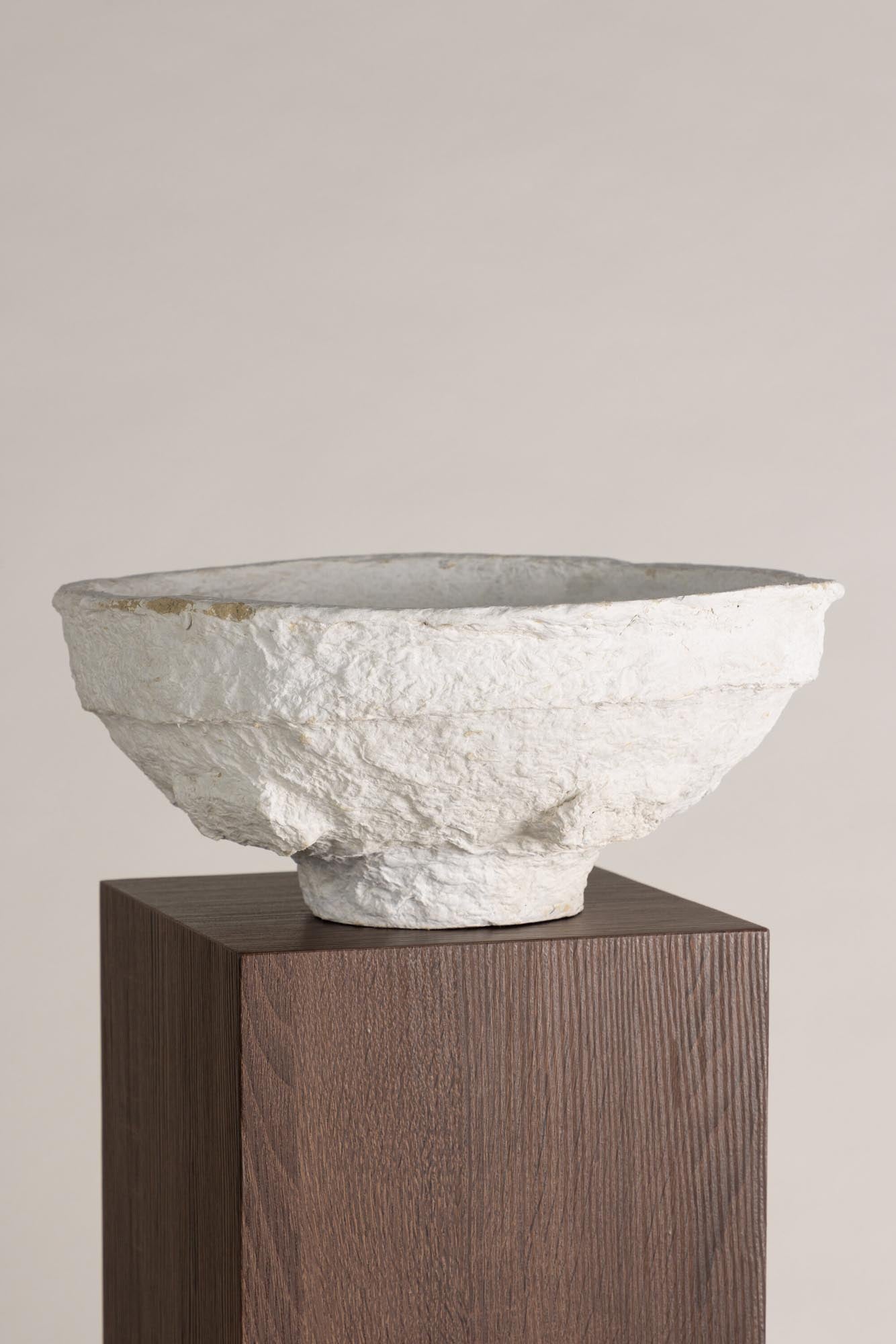 Der Ramsvik Sockel von Vind kombiniert modernes Design mit praktischer Vielseitigkeit. Perfekt für jeden Raum, robust und ansprechend.