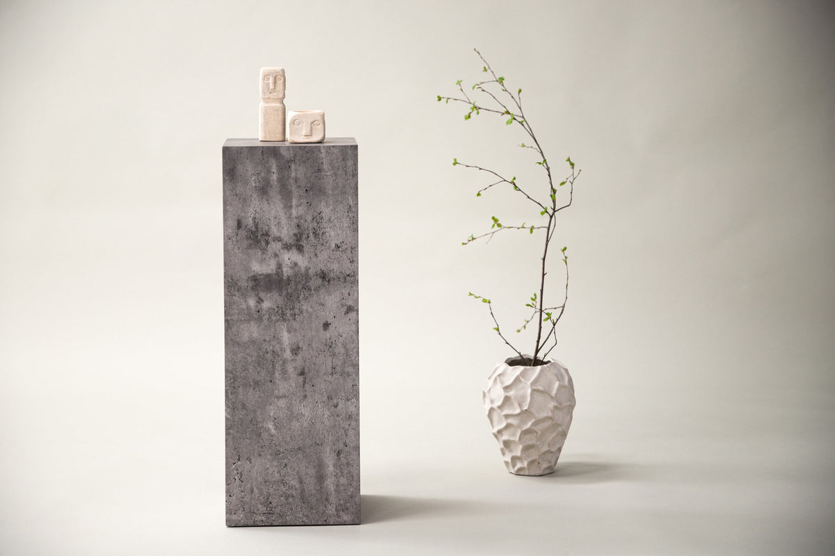 Ramsvik Sockel in Grau präsentiert im Onlineshop von KAQTU Design AG. Beistelltisch ist von Vind