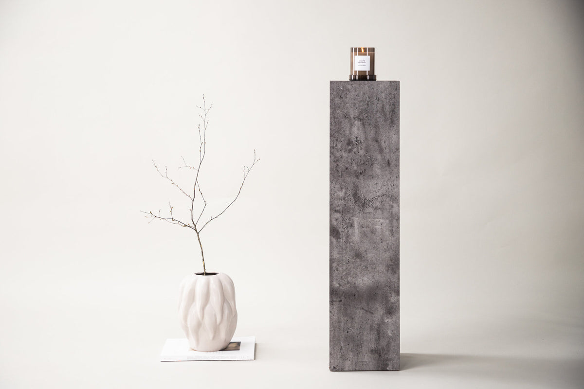 Ramsvik Sockel in Grau präsentiert im Onlineshop von KAQTU Design AG. Beistelltisch ist von Vind