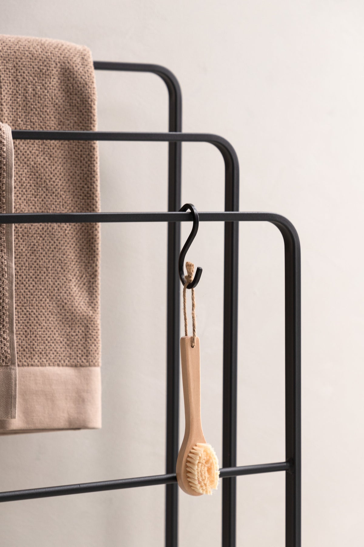 Drammen Kleiderbügel in Schwarz präsentiert im Onlineshop von KAQTU Design AG. Kleiderständer ist von Vind