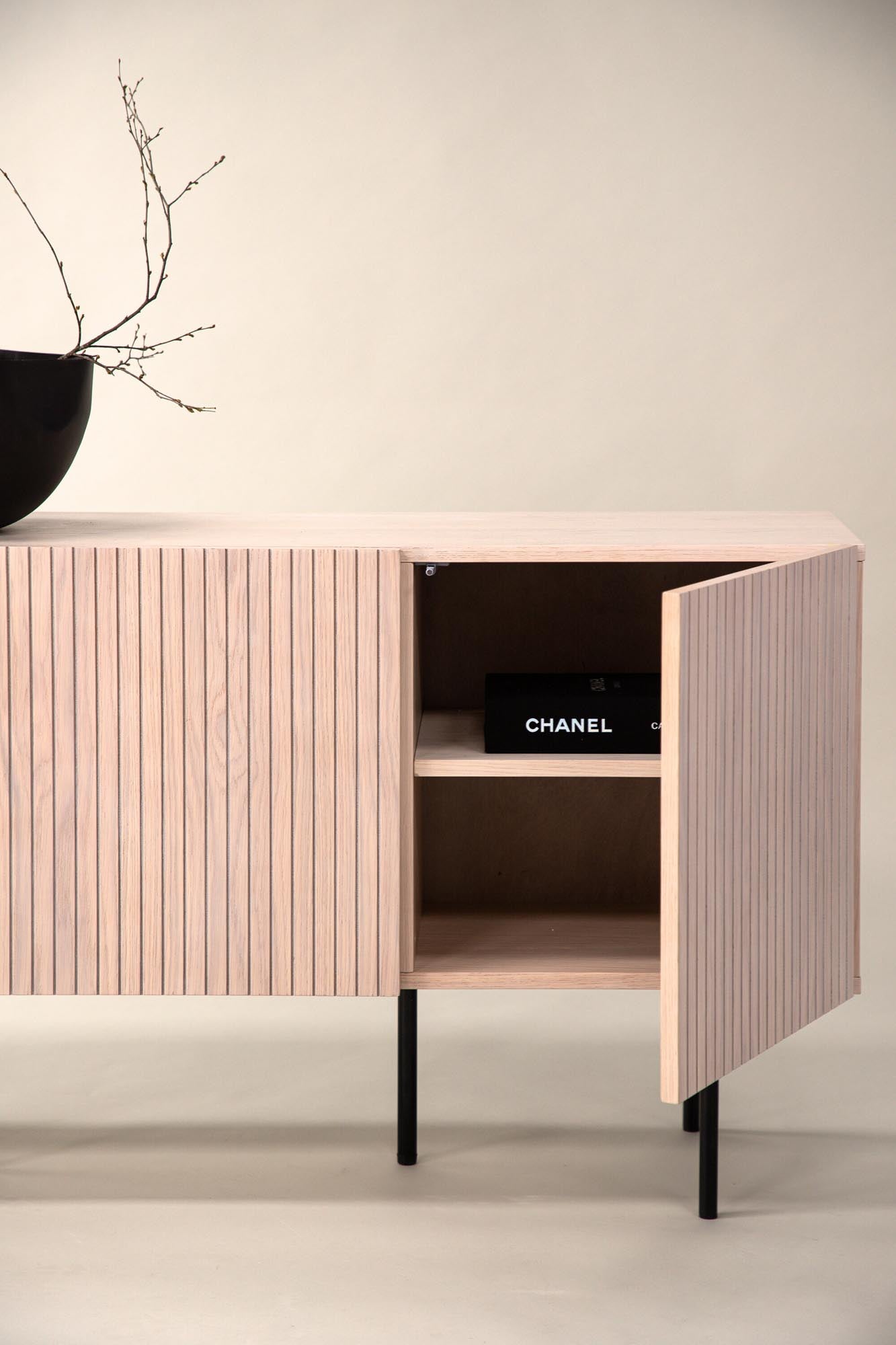 Björkön Kabinett von Vind: Ein eleganter Schrank mit Hochreliefdesign, ideal für stilvolle Akzente und praktischen Stauraum.