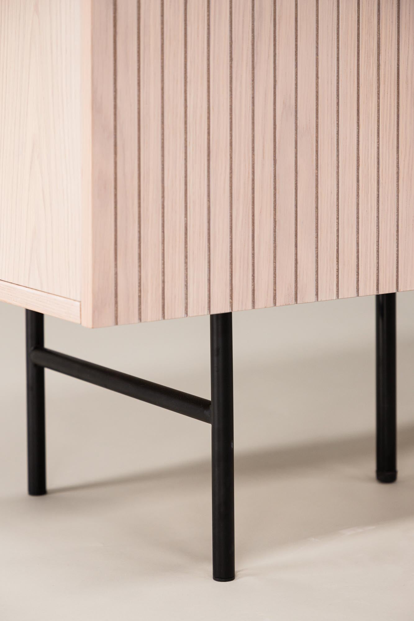 Björkön Kabinett von Vind: Elegantes Hochreliefdesign und praktische Funktionalität für stilvolle Akzente in Ihrem Zuhause.