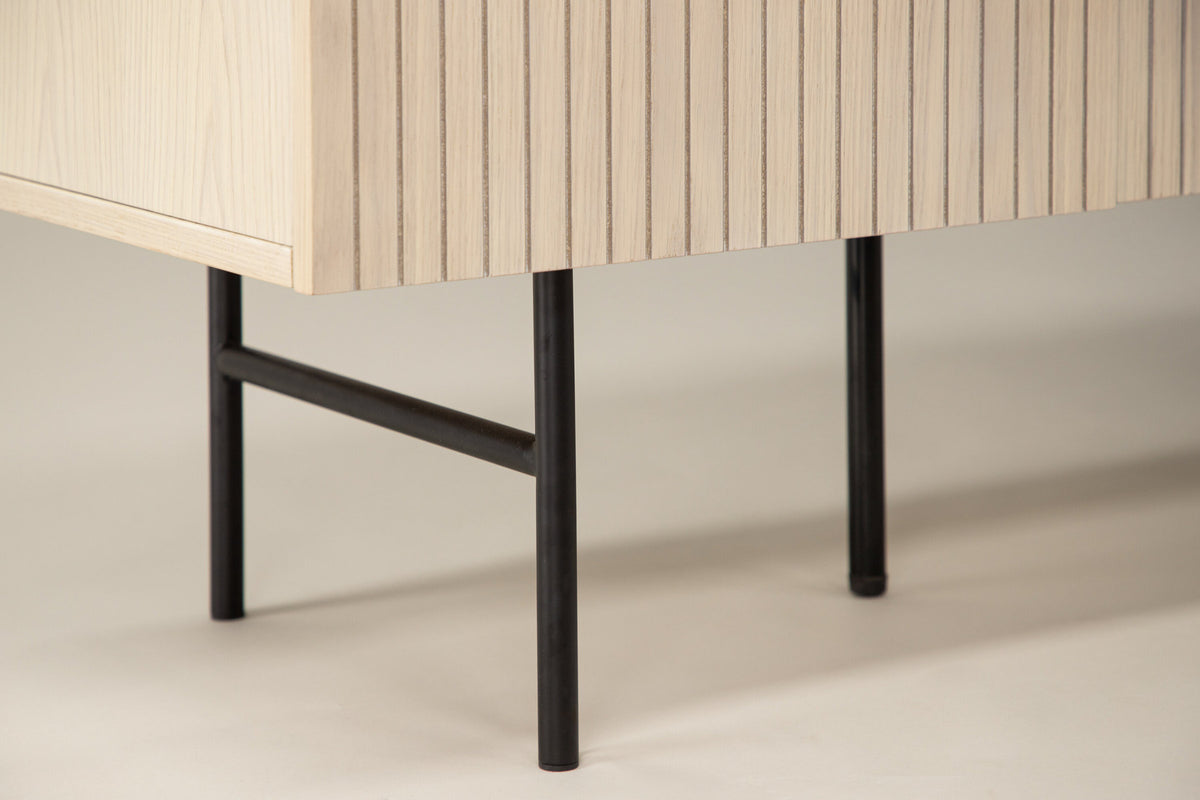 Björkön Kabinett in Tünchen präsentiert im Onlineshop von KAQTU Design AG. Cabinet ist von Vind