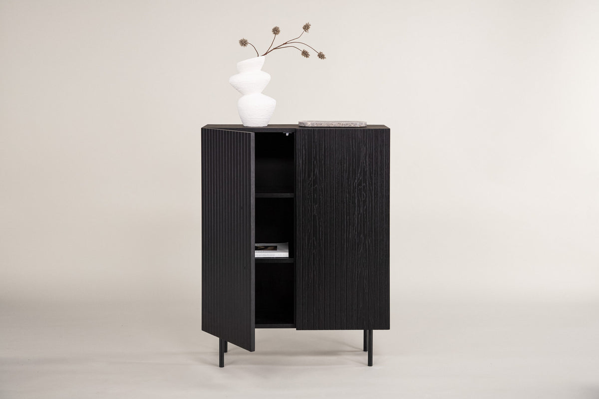 Björkön Kabinett in Schwarz präsentiert im Onlineshop von KAQTU Design AG. Cabinet ist von Vind