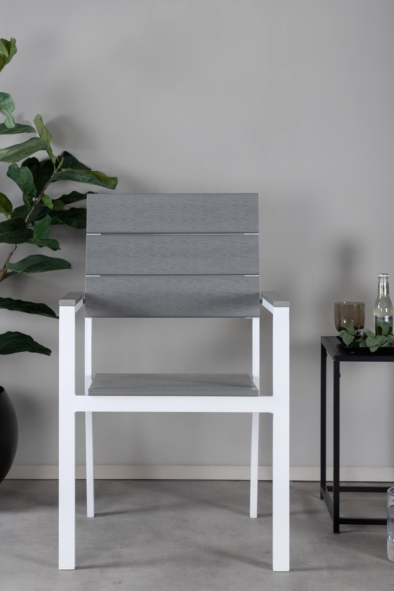 Genießen Sie stilvolle Momente im Freien mit dem Levels Gartenstuhl von Venture Home – langlebig, modern und komfortabel für jeden Anlass.