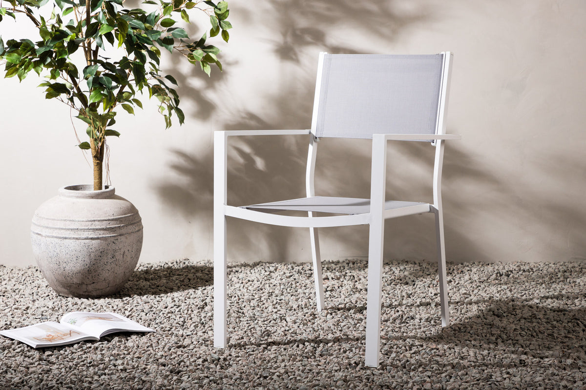 Copacabana Stapelstuhl in Weiss präsentiert im Onlineshop von KAQTU Design AG. Gartenstuhl mit Armlehnen ist von Venture Home