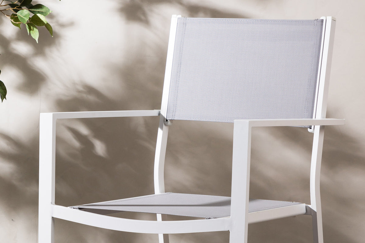 Copacabana Stapelstuhl in Weiss präsentiert im Onlineshop von KAQTU Design AG. Gartenstuhl mit Armlehnen ist von Venture Home