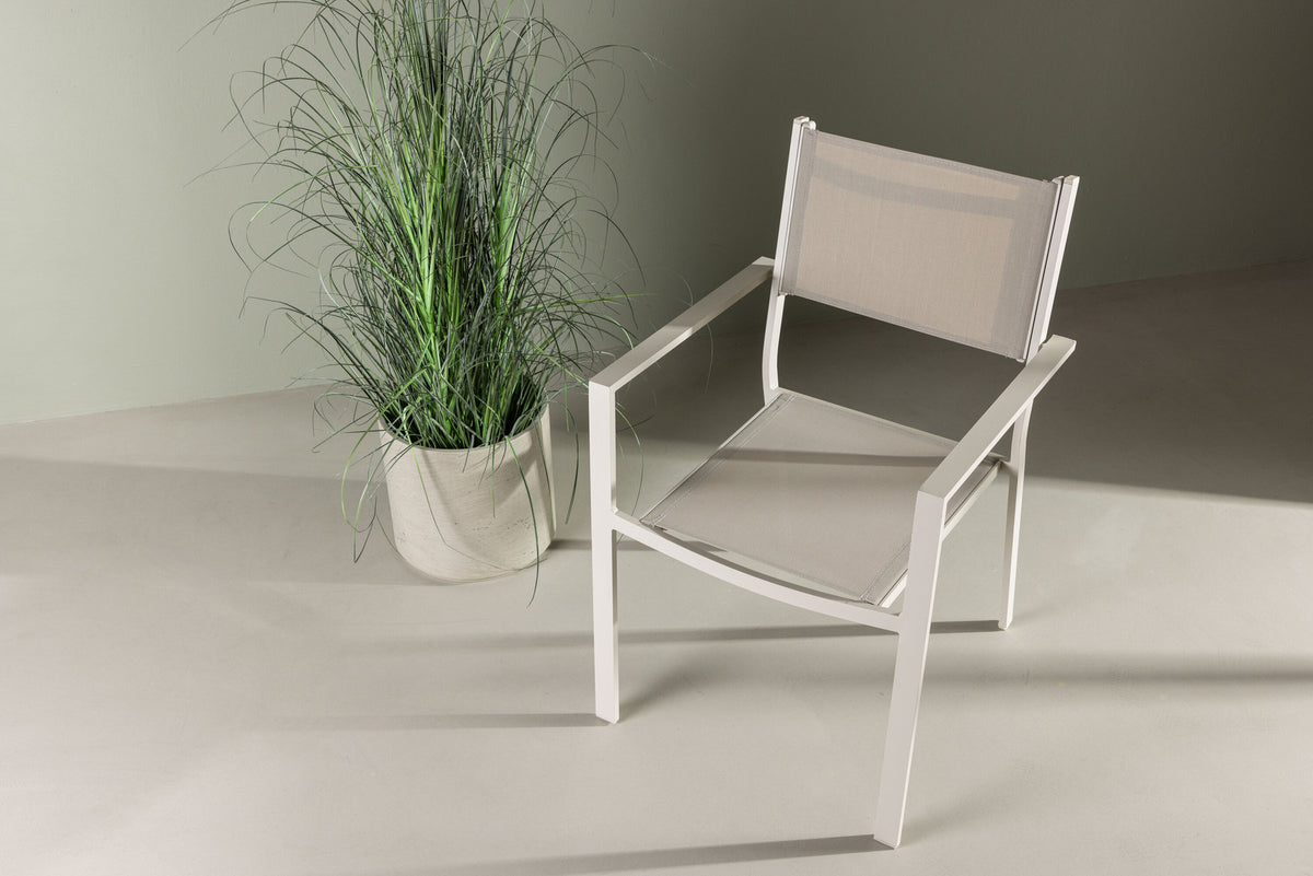 Copacabana Stapelstuhl in Beige präsentiert im Onlineshop von KAQTU Design AG. Gartenstuhl mit Armlehnen ist von Venture Home