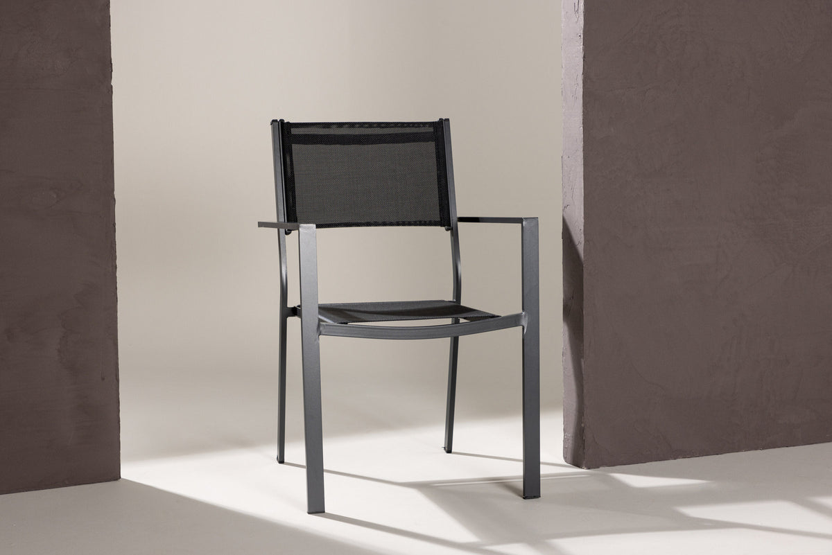 Copacabana Stapelstuhl in Schwarz präsentiert im Onlineshop von KAQTU Design AG. Gartenstuhl mit Armlehnen ist von Venture Home
