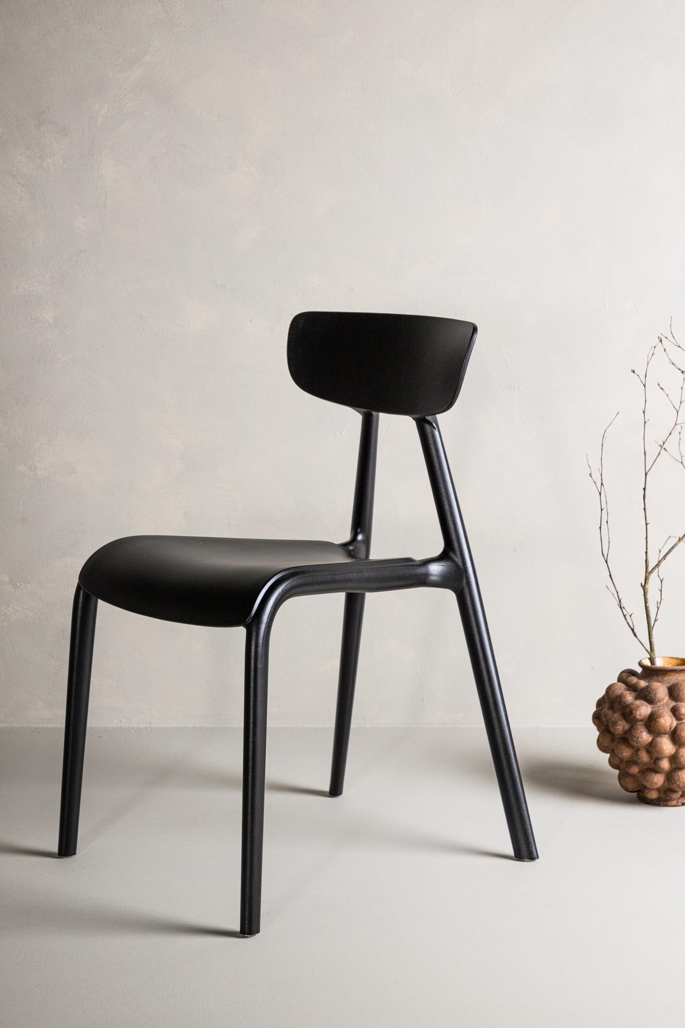 Ursholmen Stuhl von Venture Home: Eleganter, ergonomischer Stuhl aus hochwertigem Kunststoff für zeitloses skandinavisches Design in jedem Raum.