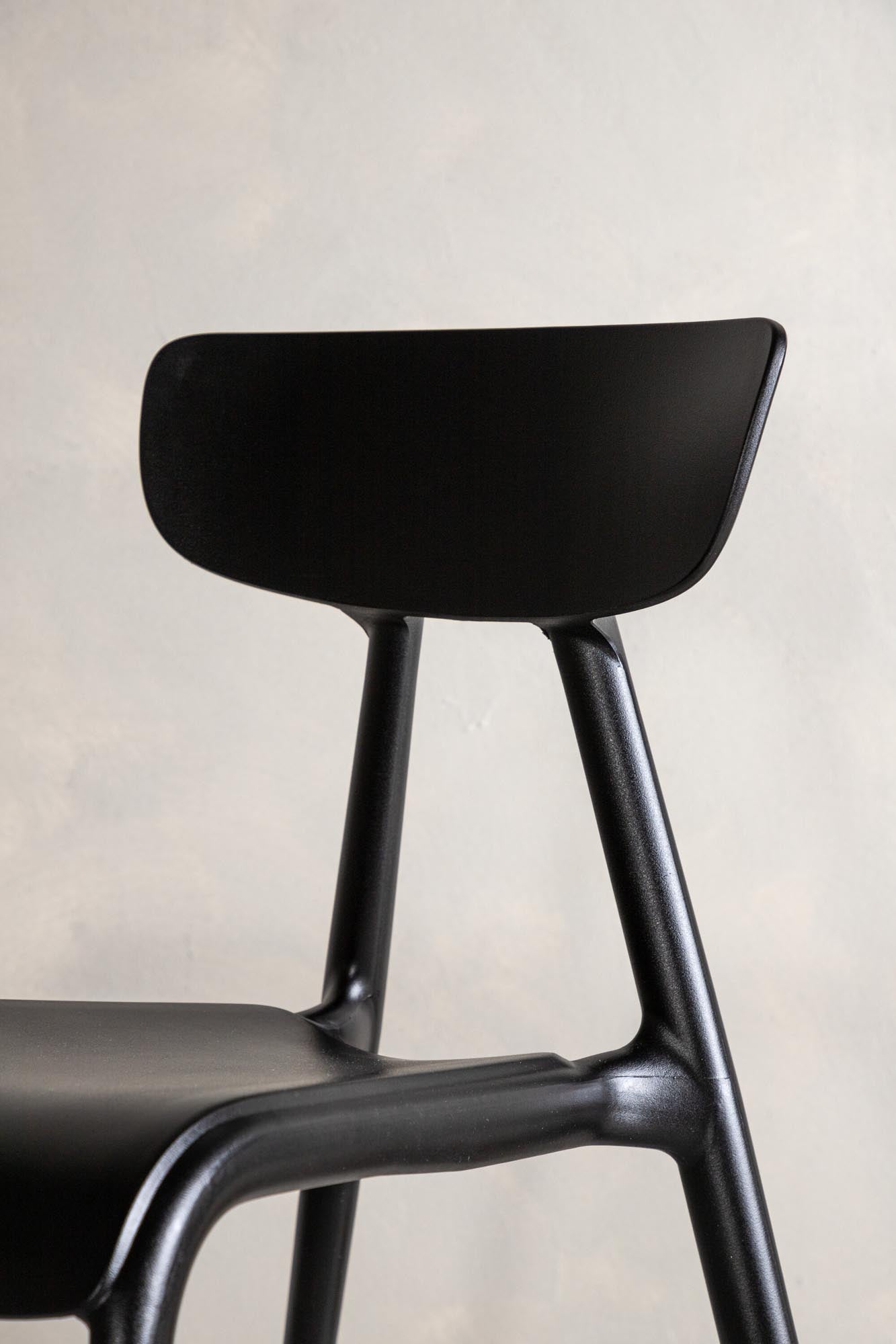 Ursholmen Stuhl von Venture Home: Moderner, langlebiger Stuhl aus Kunststoff mit ergonomischer Form, ideal für stilvolle Küchen und Wohnzimmer.