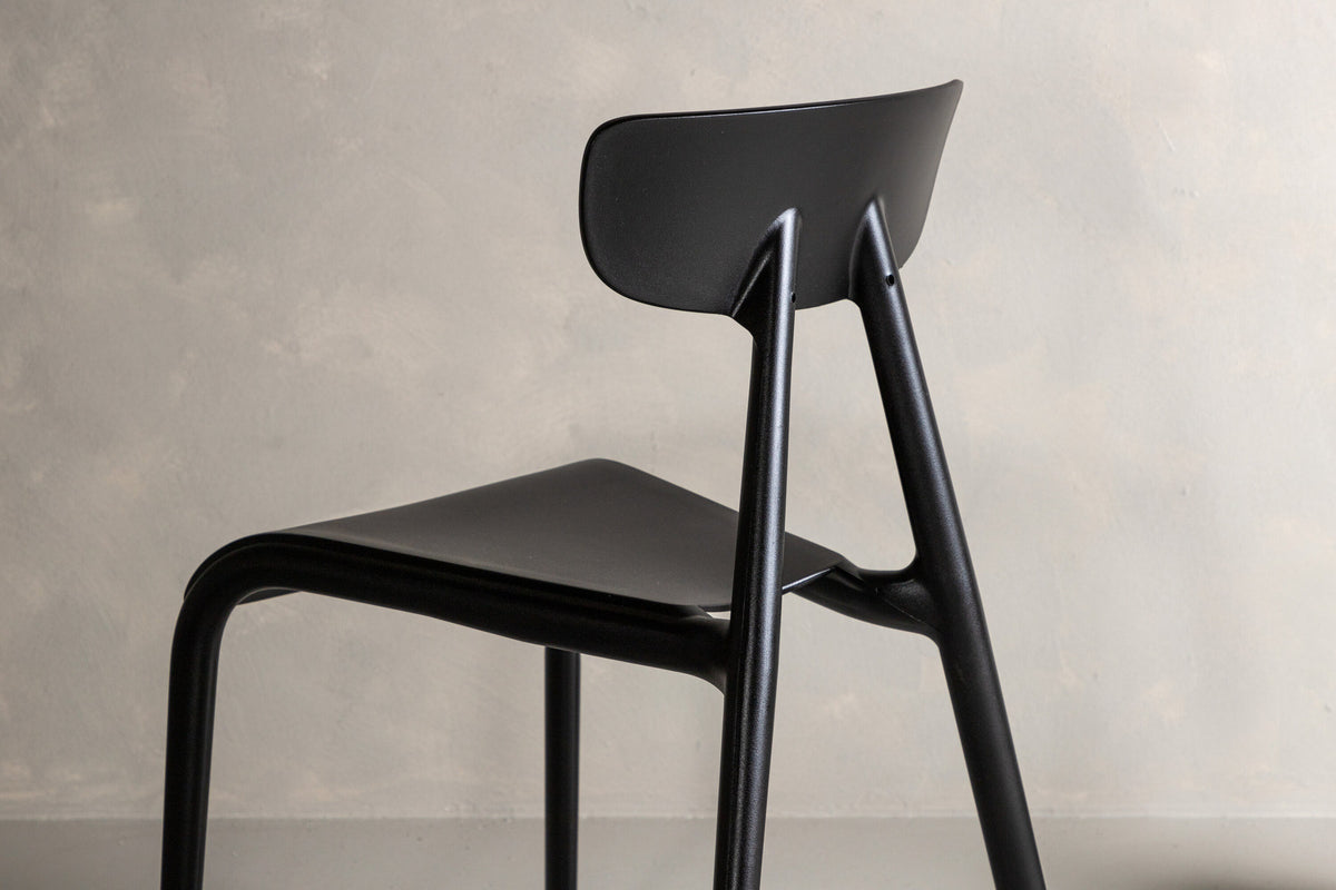 Ursholmen Stuhl in Schwarz präsentiert im Onlineshop von KAQTU Design AG. Stuhl ist von Venture Home