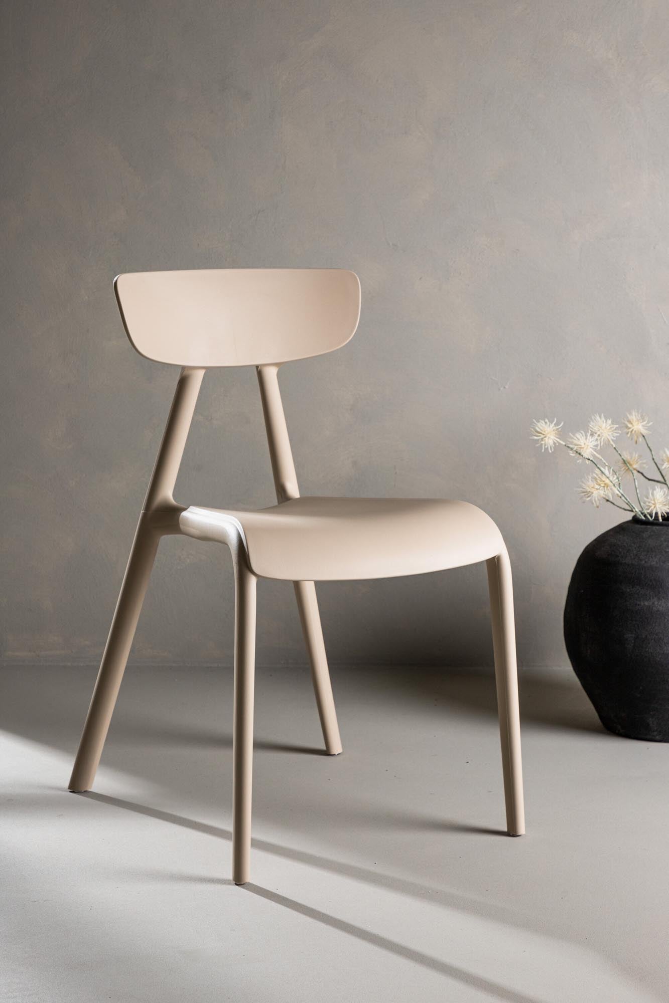 Entdecken Sie den Ursholmen Stuhl von Venture Home – stilvolles skandinavisches Design, das Komfort und Funktionalität vereint.