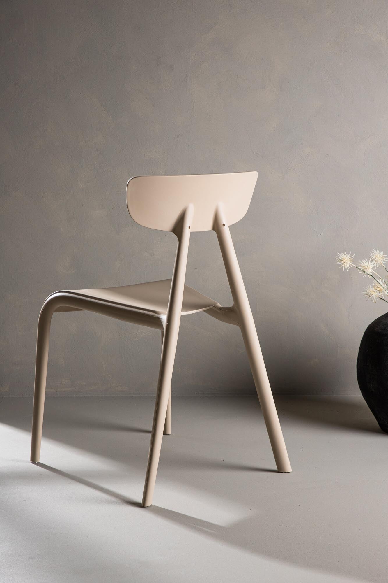 Eleganter Ursholmen Stuhl von Venture Home, ideal für stilvolle Küchen und Wohnzimmer. Hochwertige Materialien und ergonomische Form für besten Sitzkomfort.